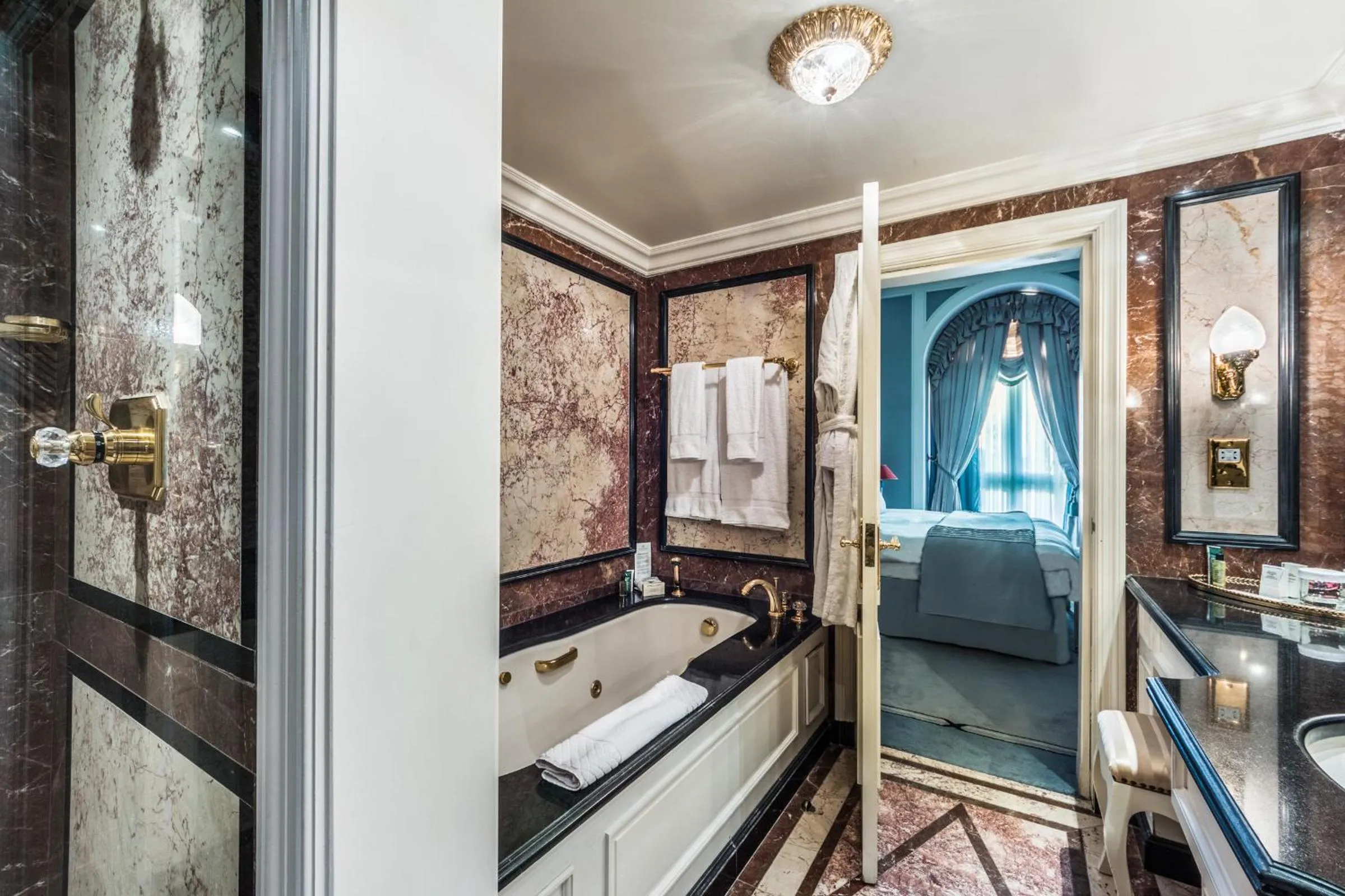 Deluxe King Room in Bentley London