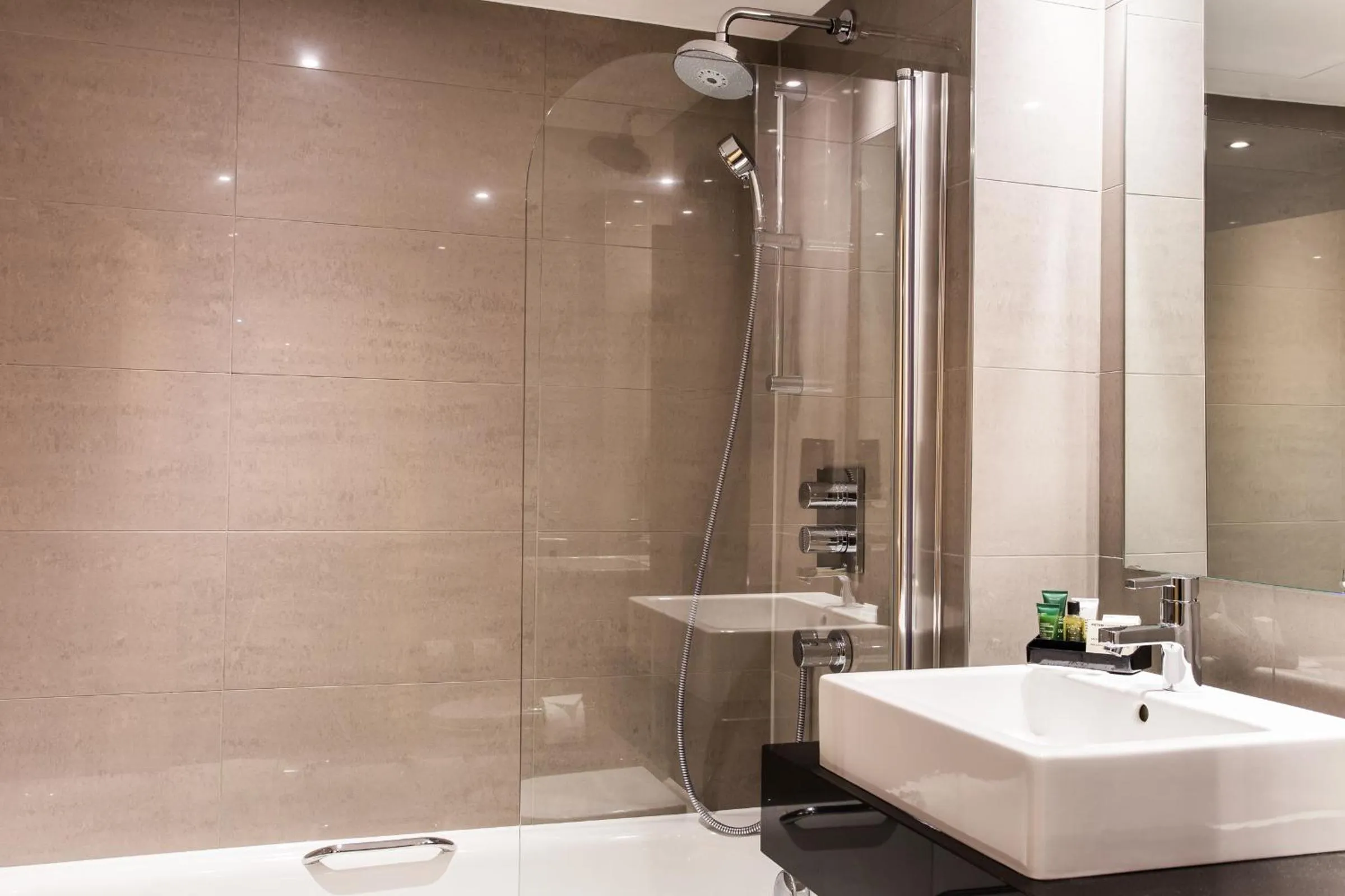 Classic Twin Room in Courthouse Hotel London