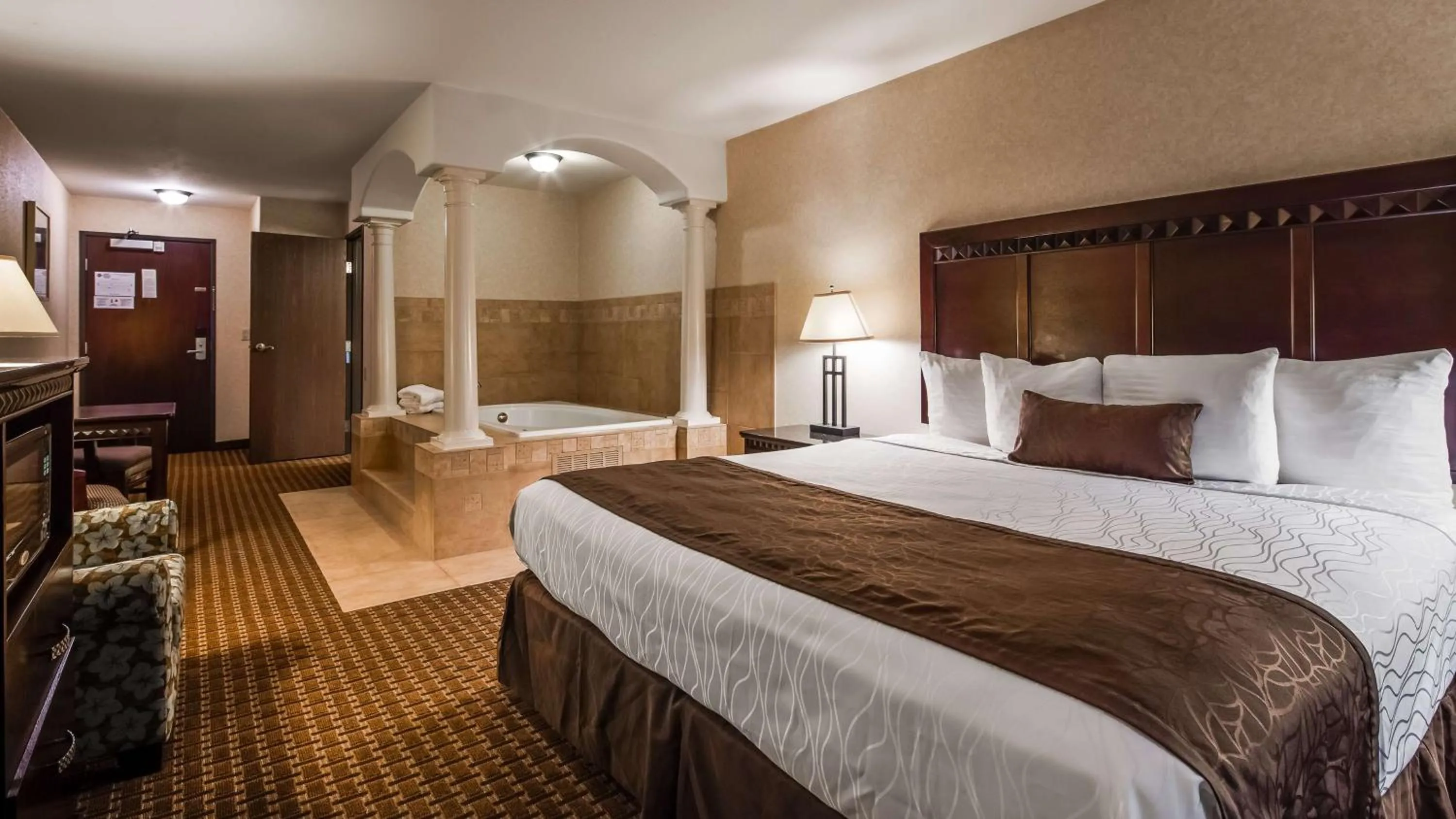 King Suite with Hot Tub - Non-Smoking in Best Western Plus Main Street Inn