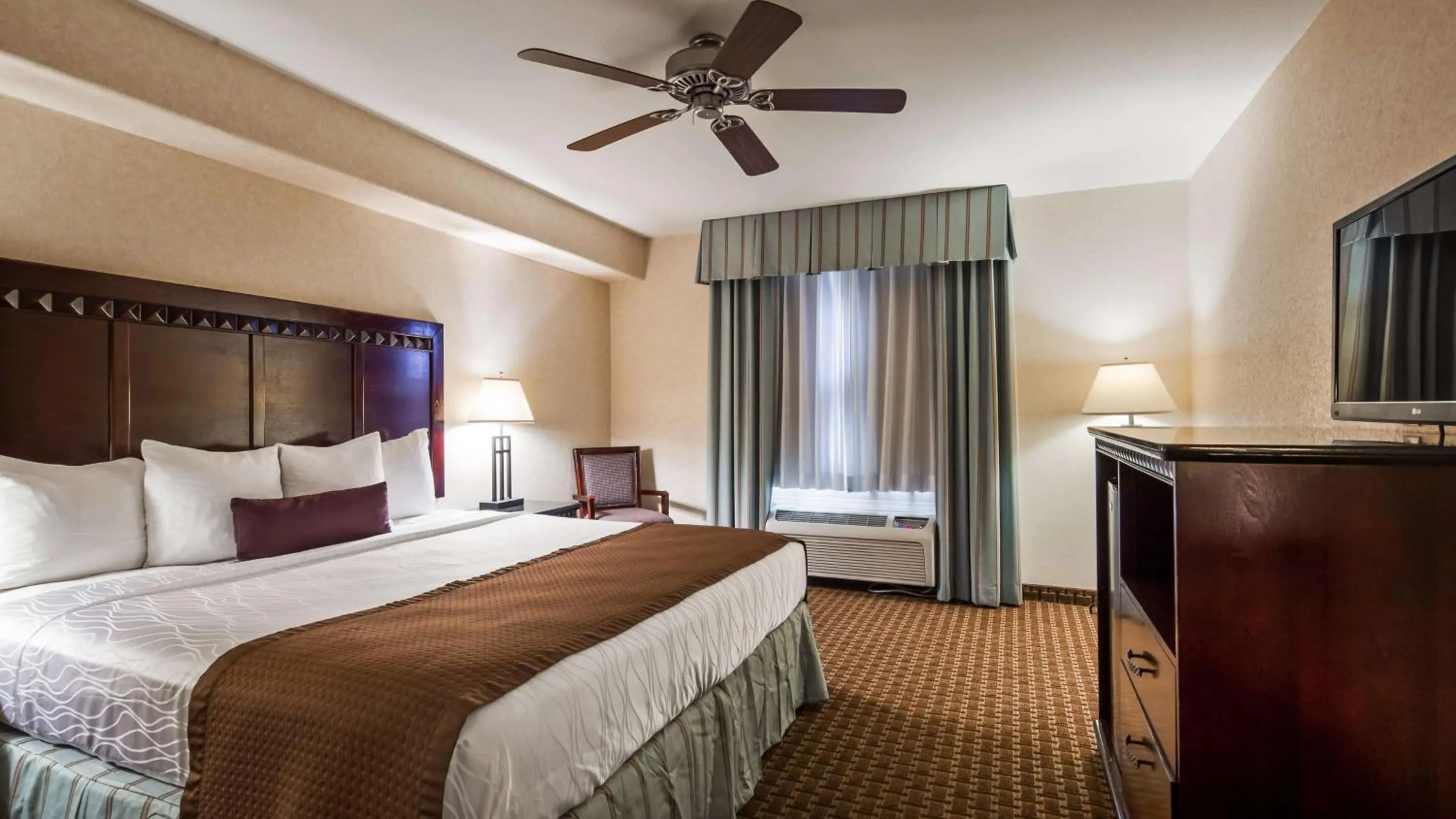 King Room with Roll-In Shower - Mobility Access in Best Western Plus Main Street Inn