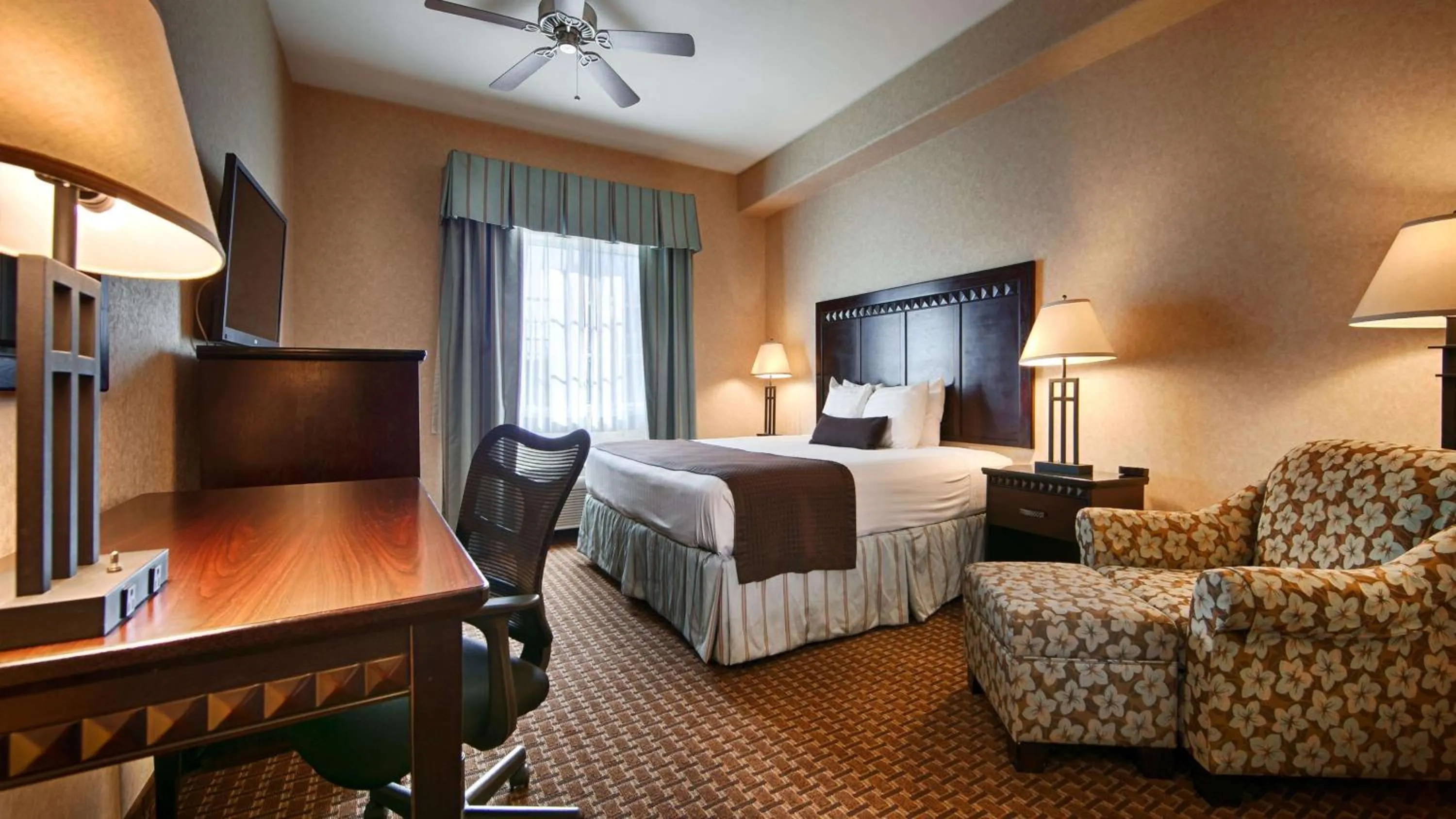 Queen Room in Best Western Plus Main Street Inn