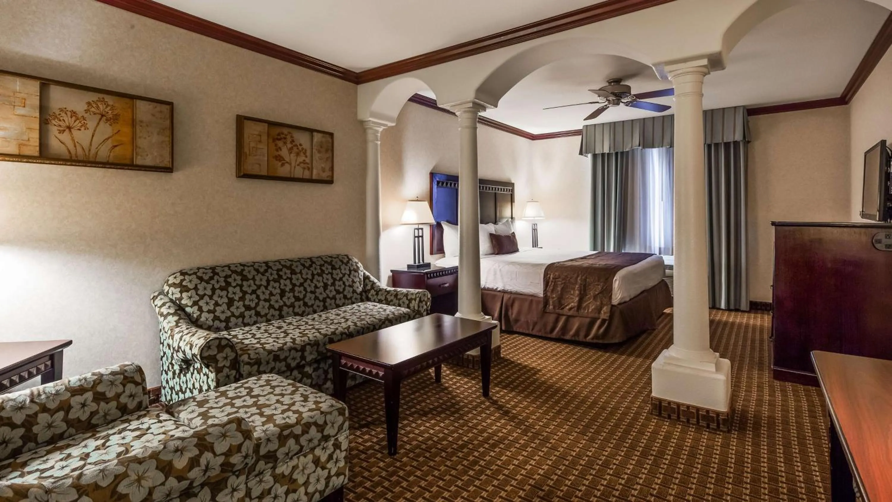 King Suite with Sofa Bed - Non-Smoking in Best Western Plus Main Street Inn