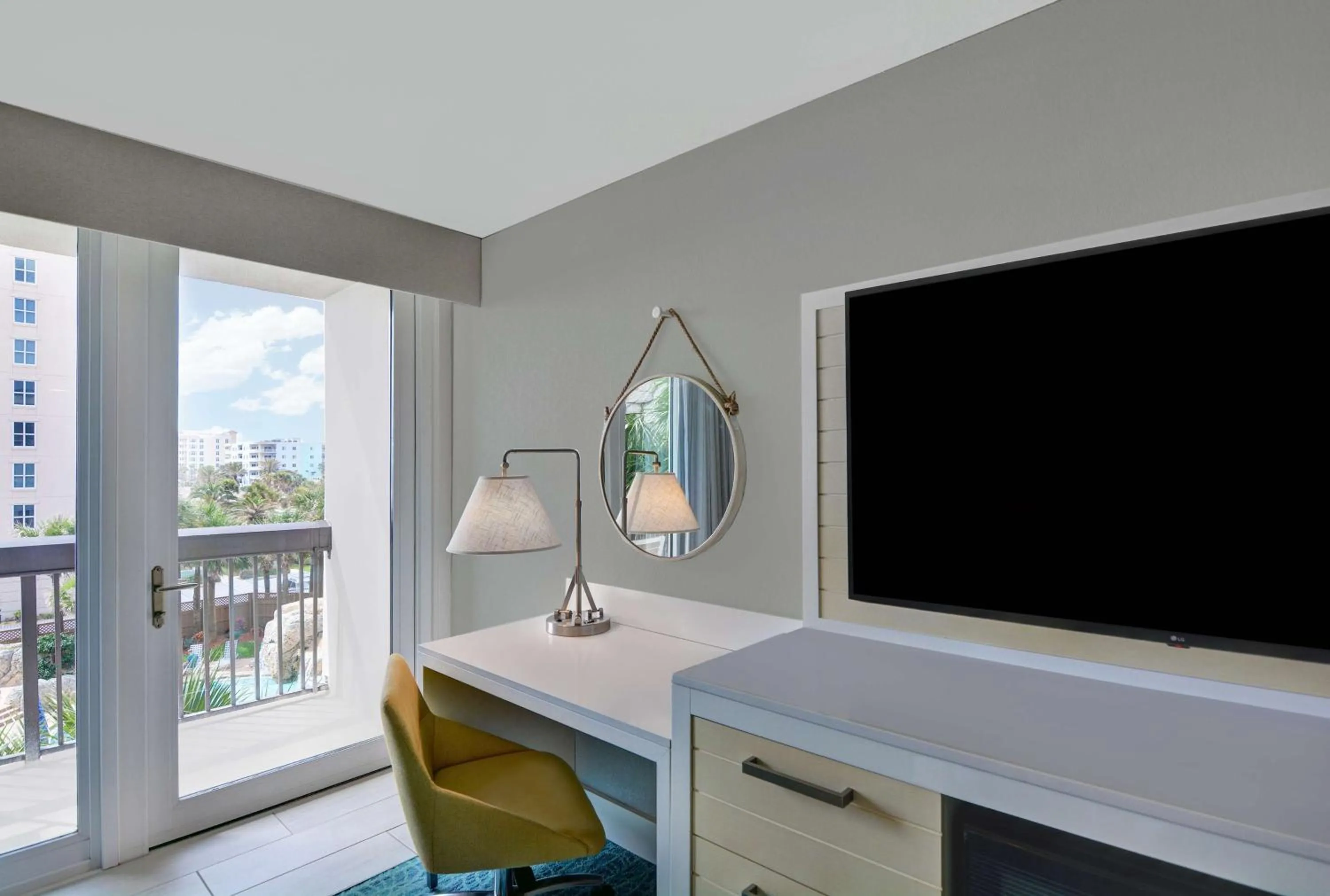 King Room with Ocean View and Roll-in Shower - Mobility Access/Non-Smoking in Hampton Inn Oceanfront Jacksonville Beach