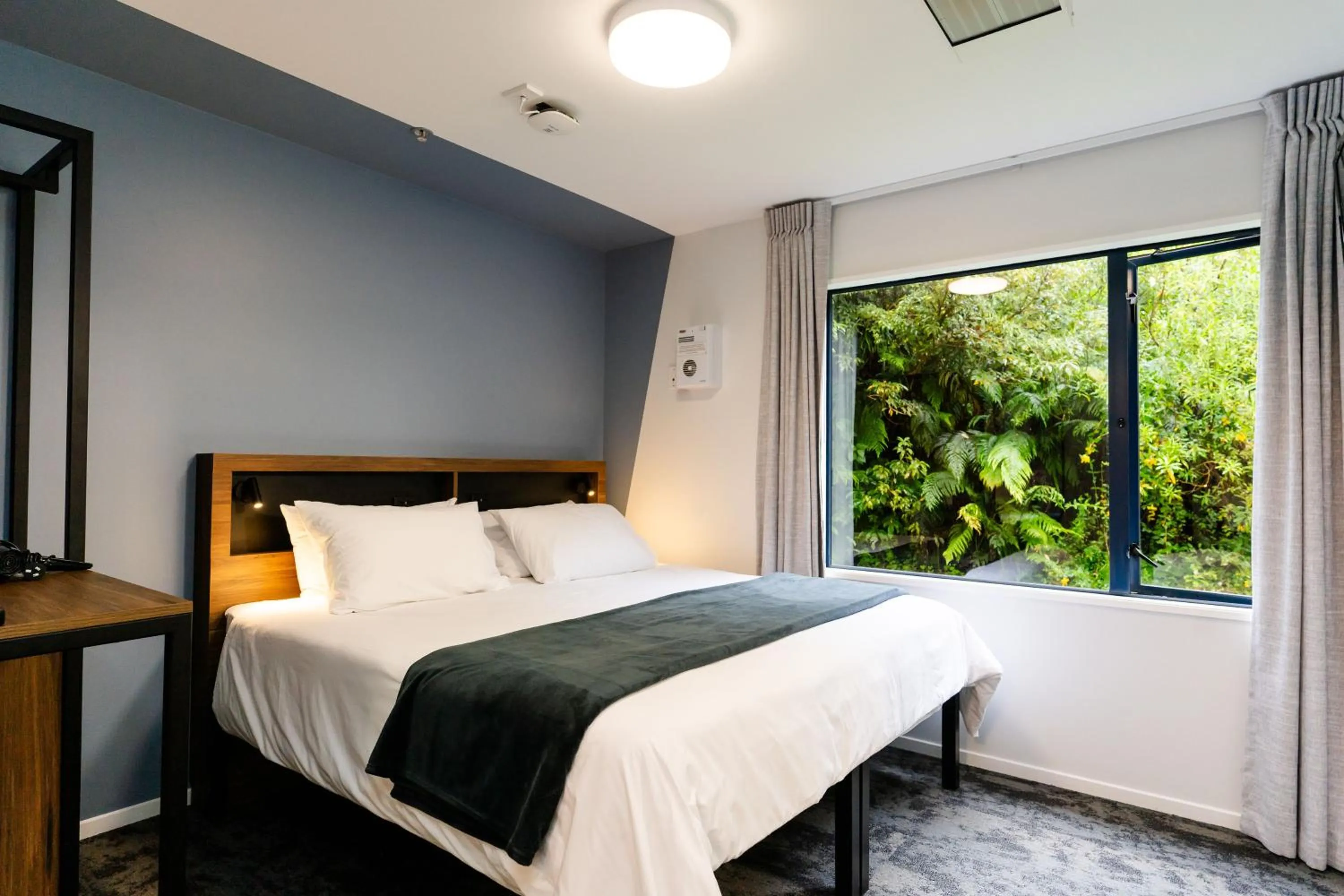 Twin Room Ensuite - Accessible in Haka House Franz Josef