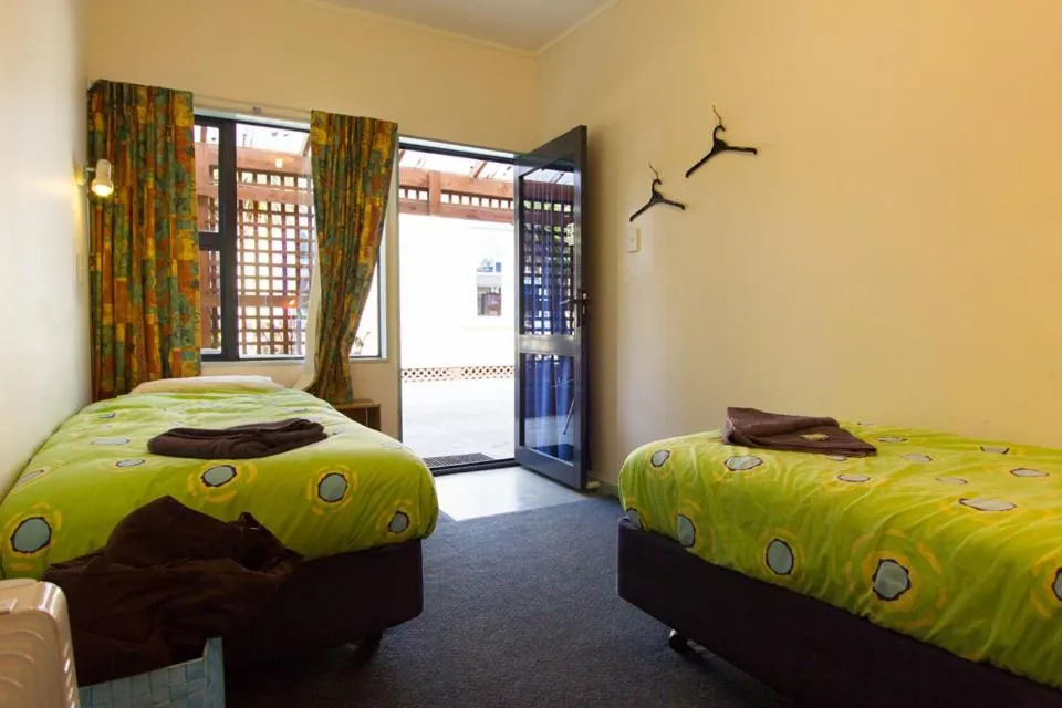Twin Room with Private Bathroom in Sequoia Lodge Backpackers