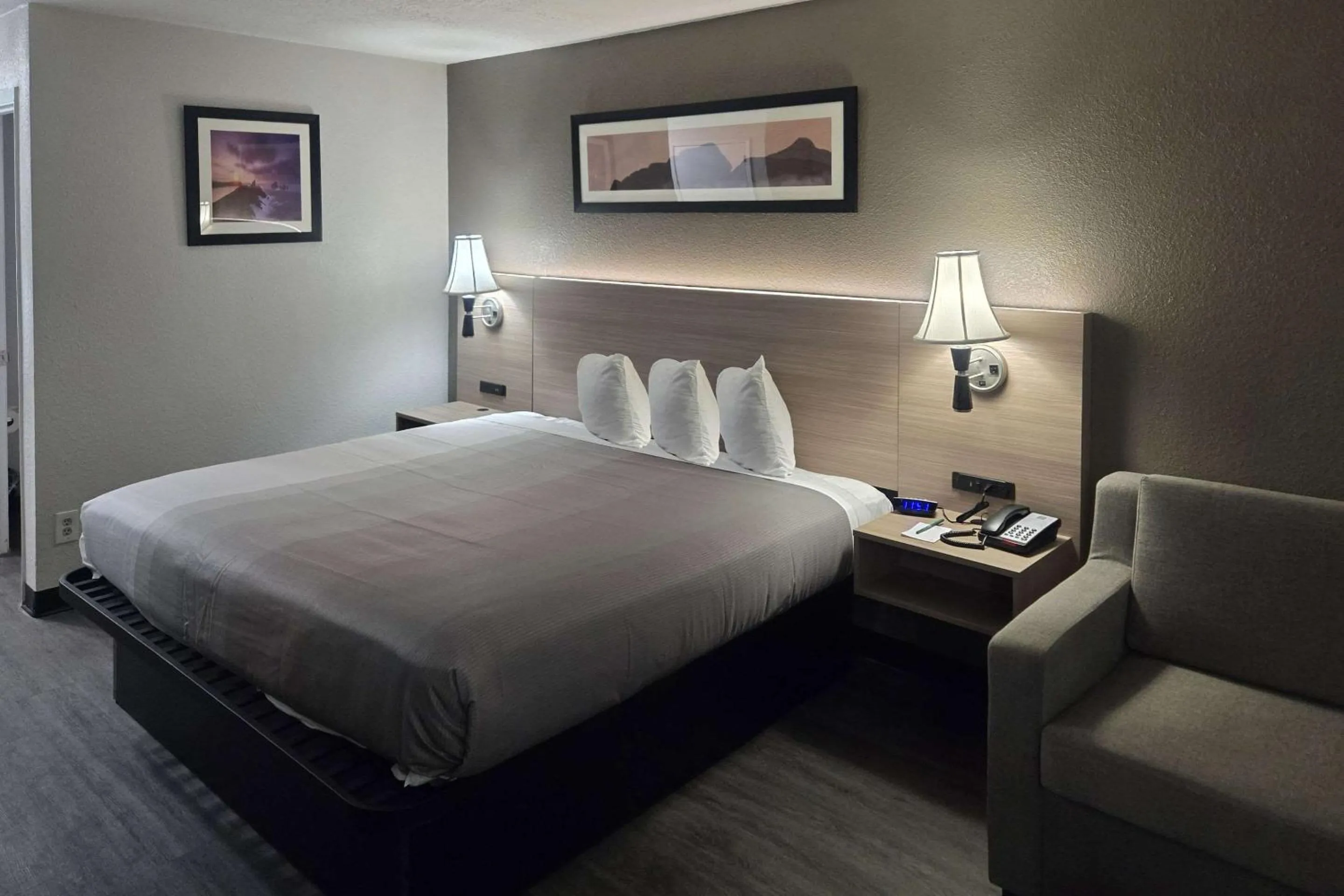 King Room - Non Smoking in Super 8 by Wyndham Albuquerque Airport