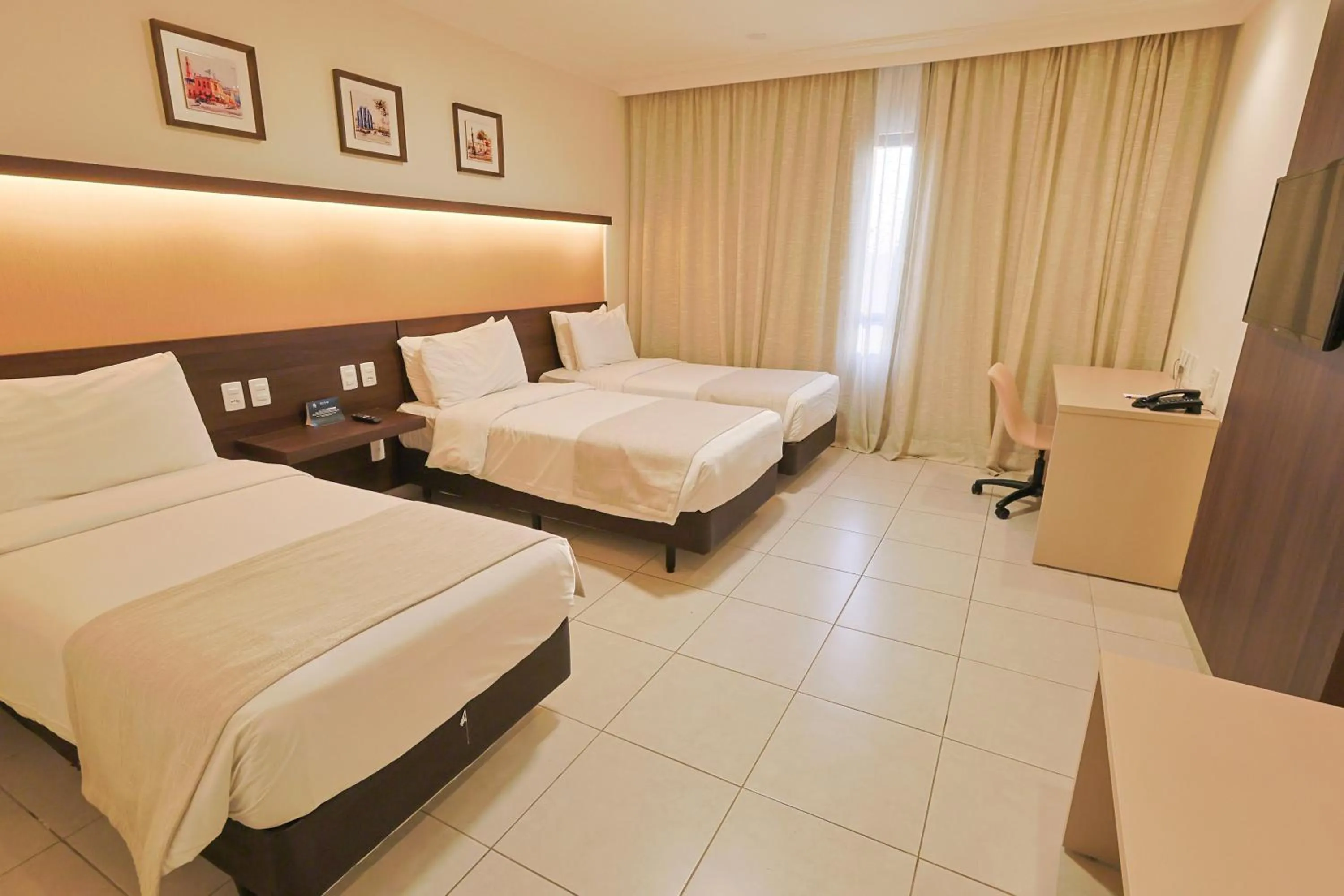 Standard Triple Room in Del Mar Hotel