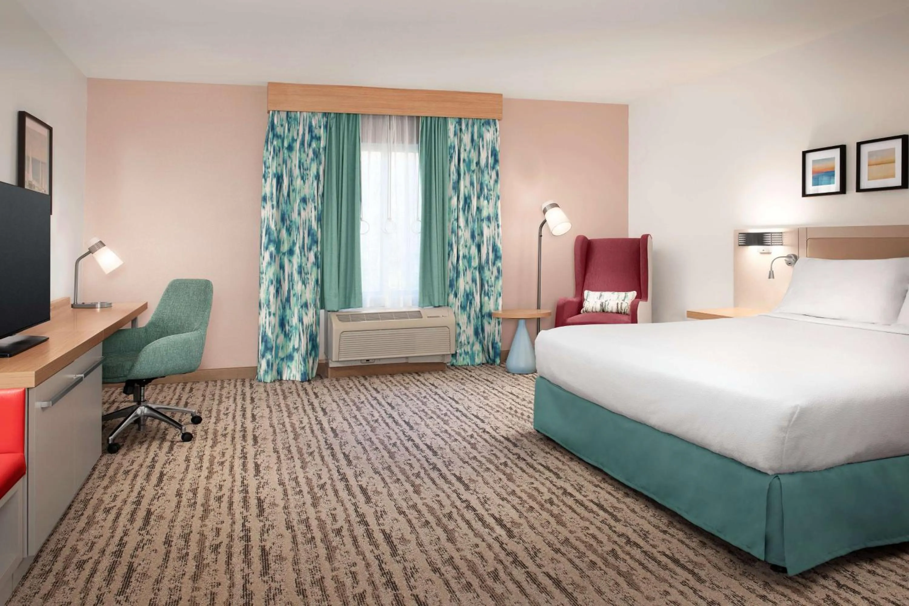 King Room with Tub - Mobility and Hearing Access in Hilton Garden Inn Solomons