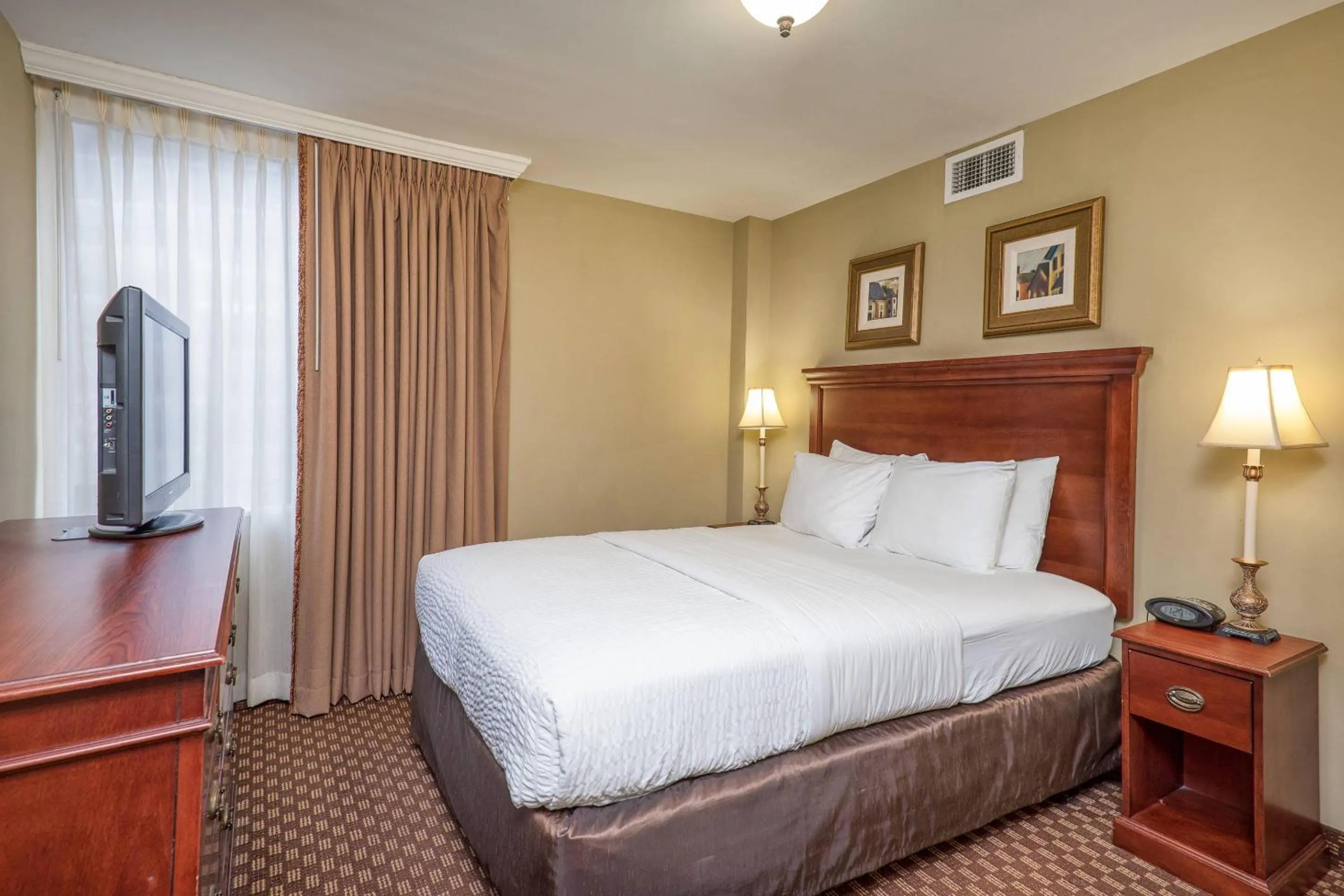Deluxe King Studio with Kitchen - Non-Smoking in Clarion Collection Hotel Arlington Court Suites