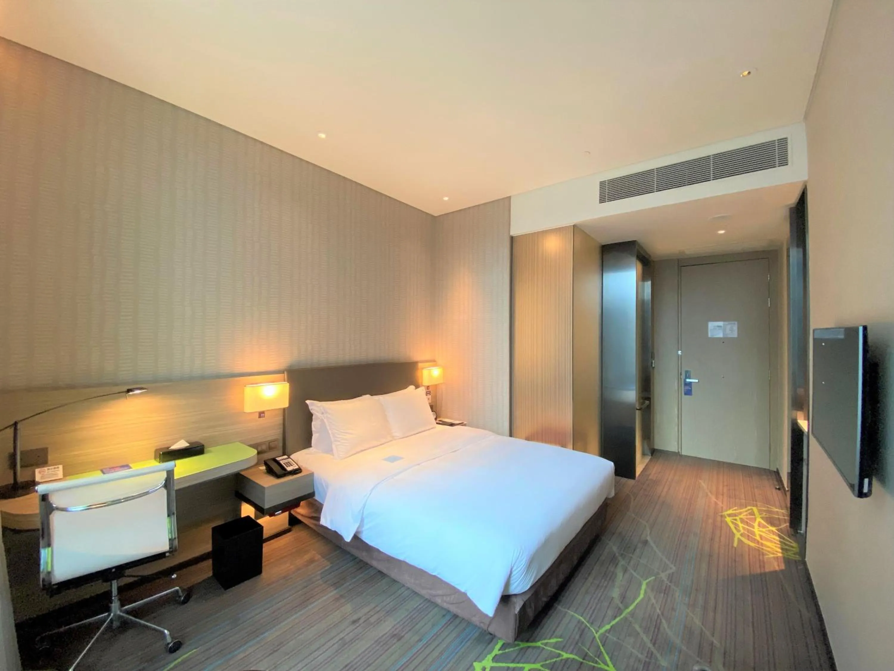 Standard Queen Room - Disability Access in Holiday Inn Express Hong Kong Kowloon CBD2 by IHG