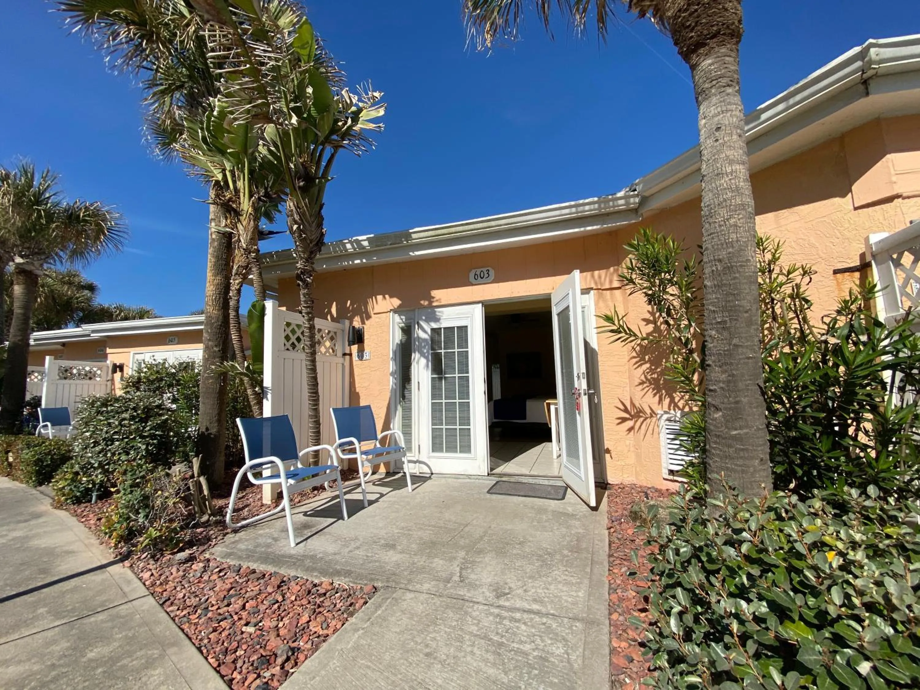 Bungalow with Sea View in Coral Sands Inn