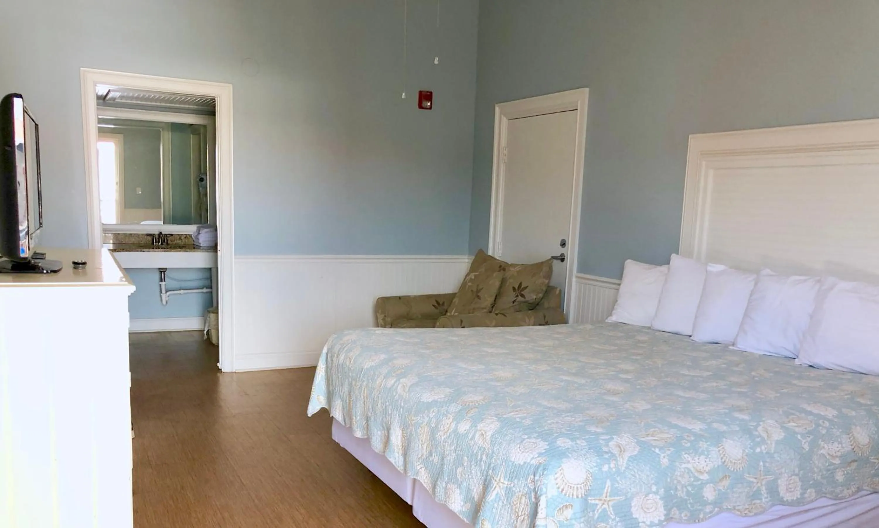 King Room in Sea and Breeze Hotel and Condo