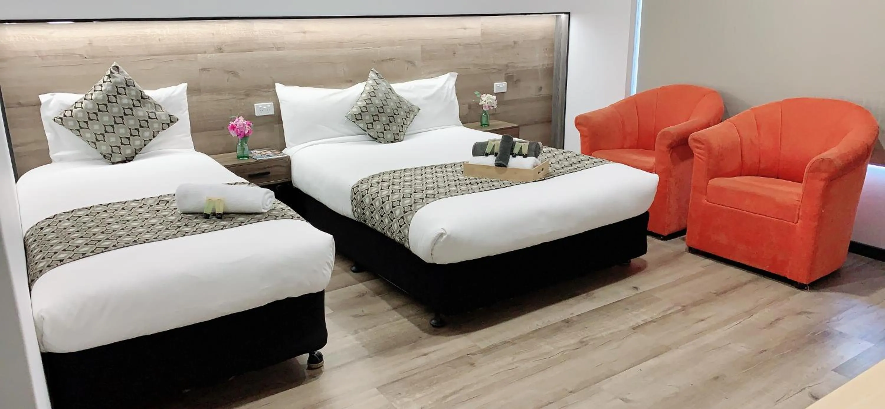 Deluxe Twin Room in Elm Motel