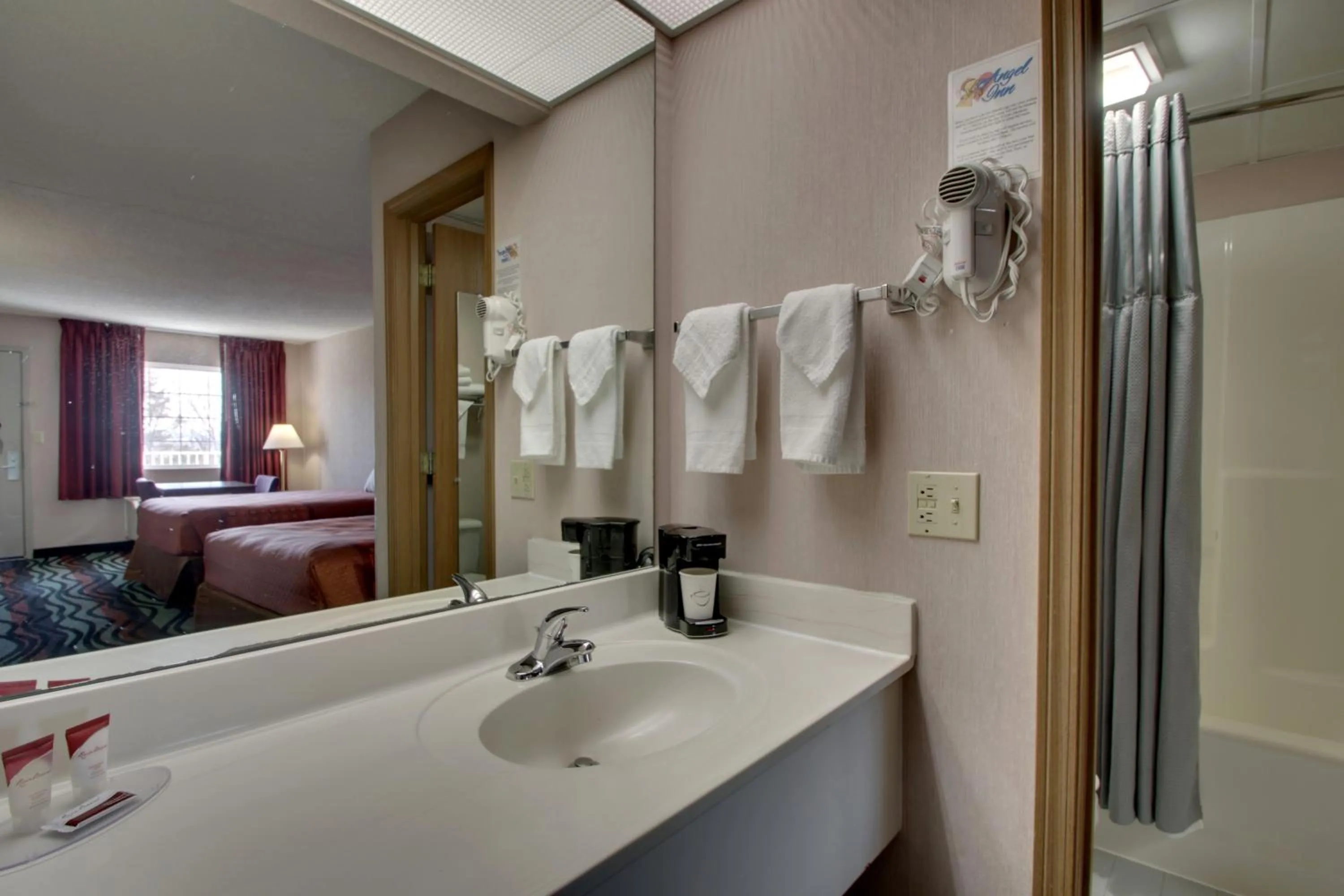  Deluxe Double Queen Bed Smoking  (Stairs Level) in Angel Inn - Central