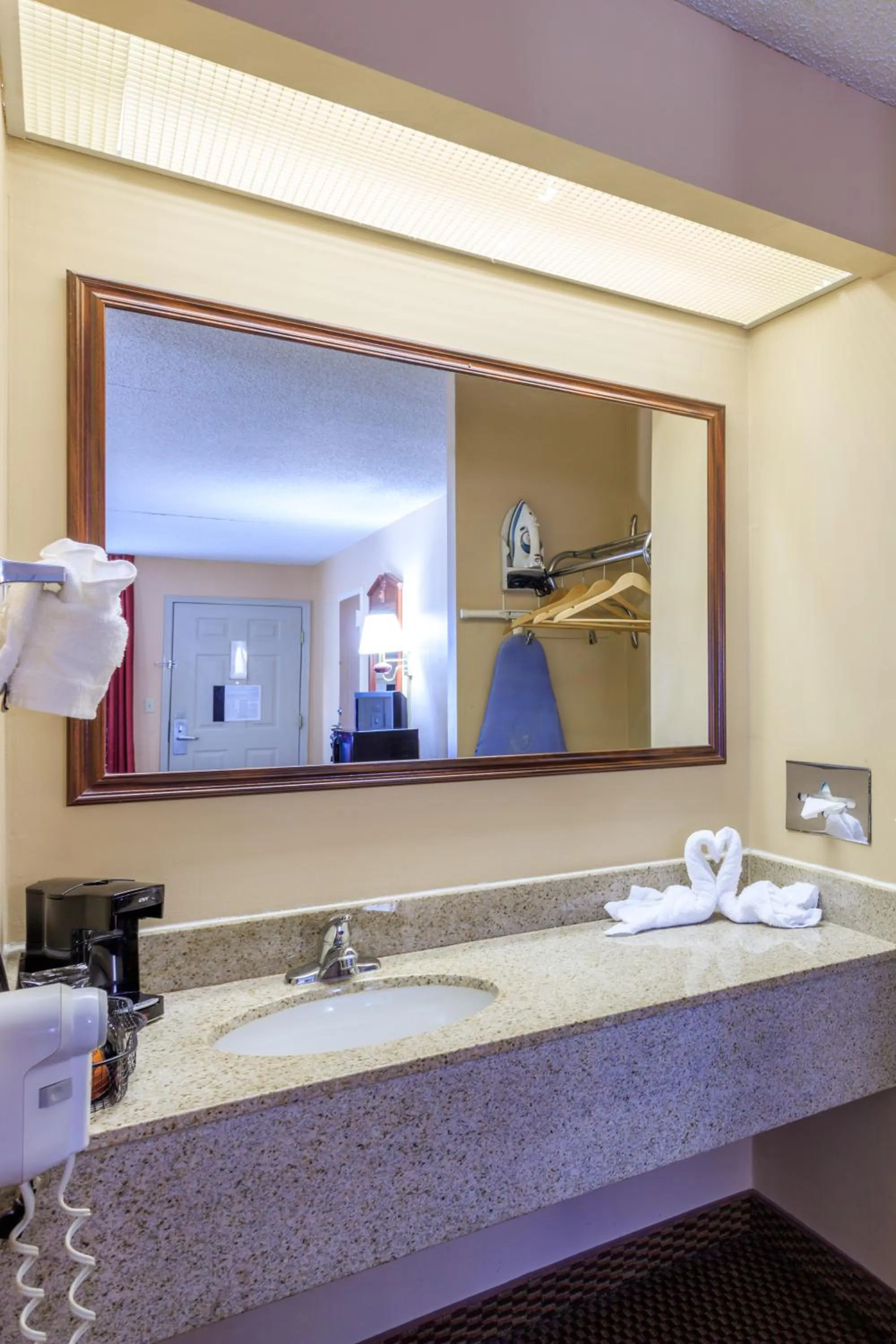 Premiere King Bed with Handicap Tub in Angel Inn - Central