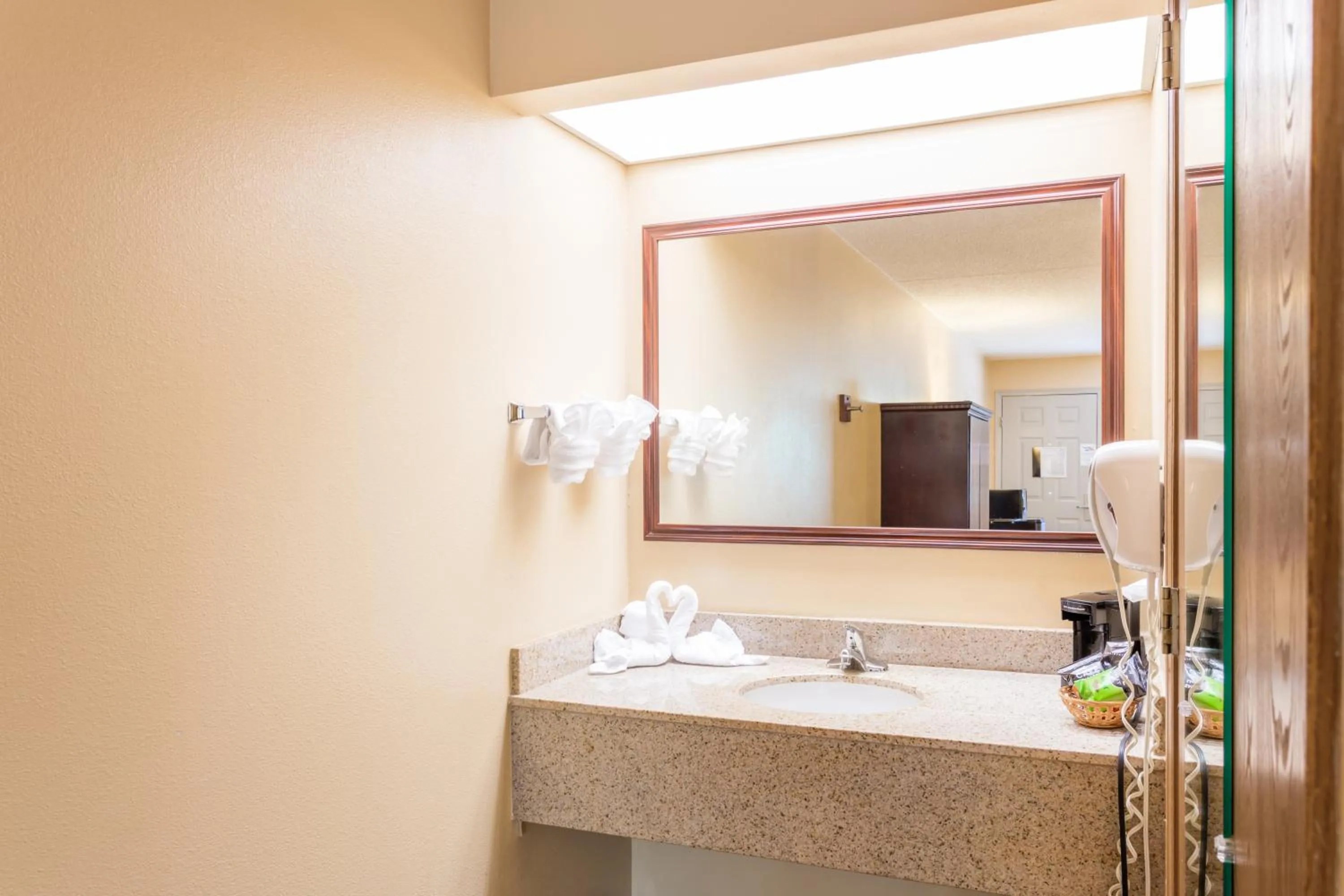 Deluxe Double Queen Bed (Elevator Accessible) in Angel Inn - Central