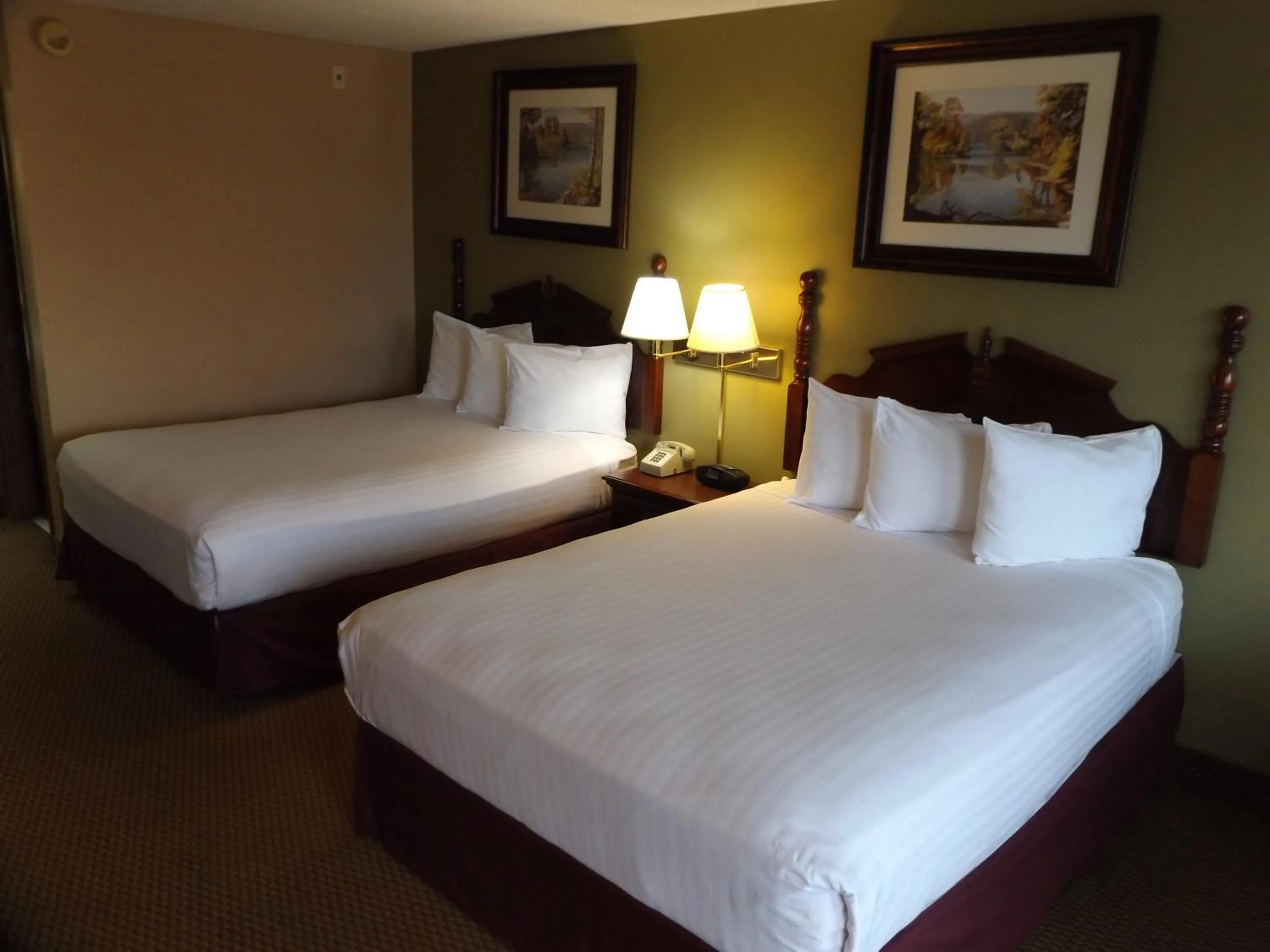 Deluxe Double Queen Bed (Stairs Level) in Angel Inn - Central