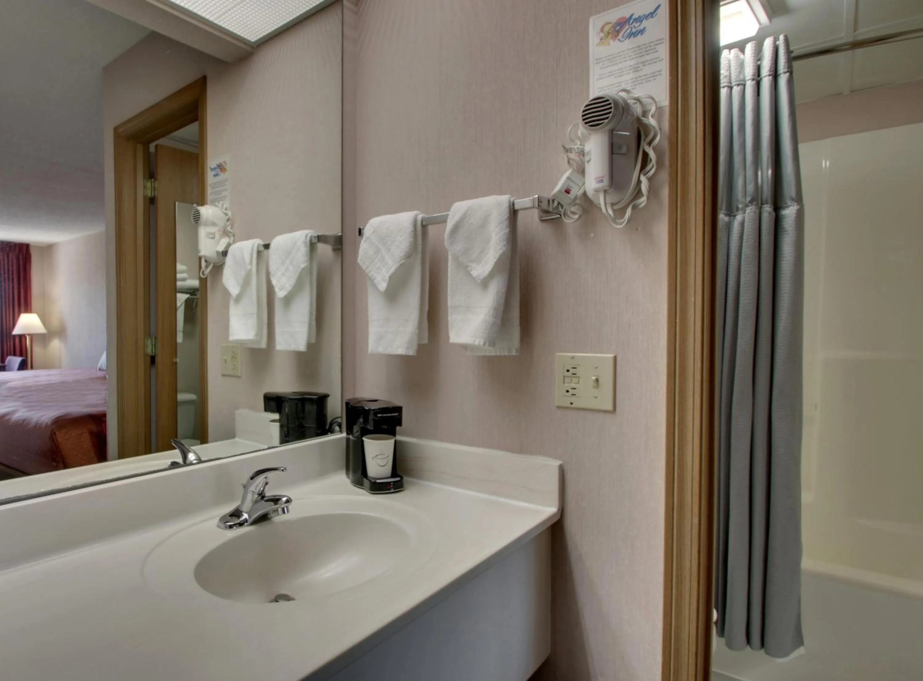 Premiere King Bed Select (Ground Level) in Angel Inn - Central