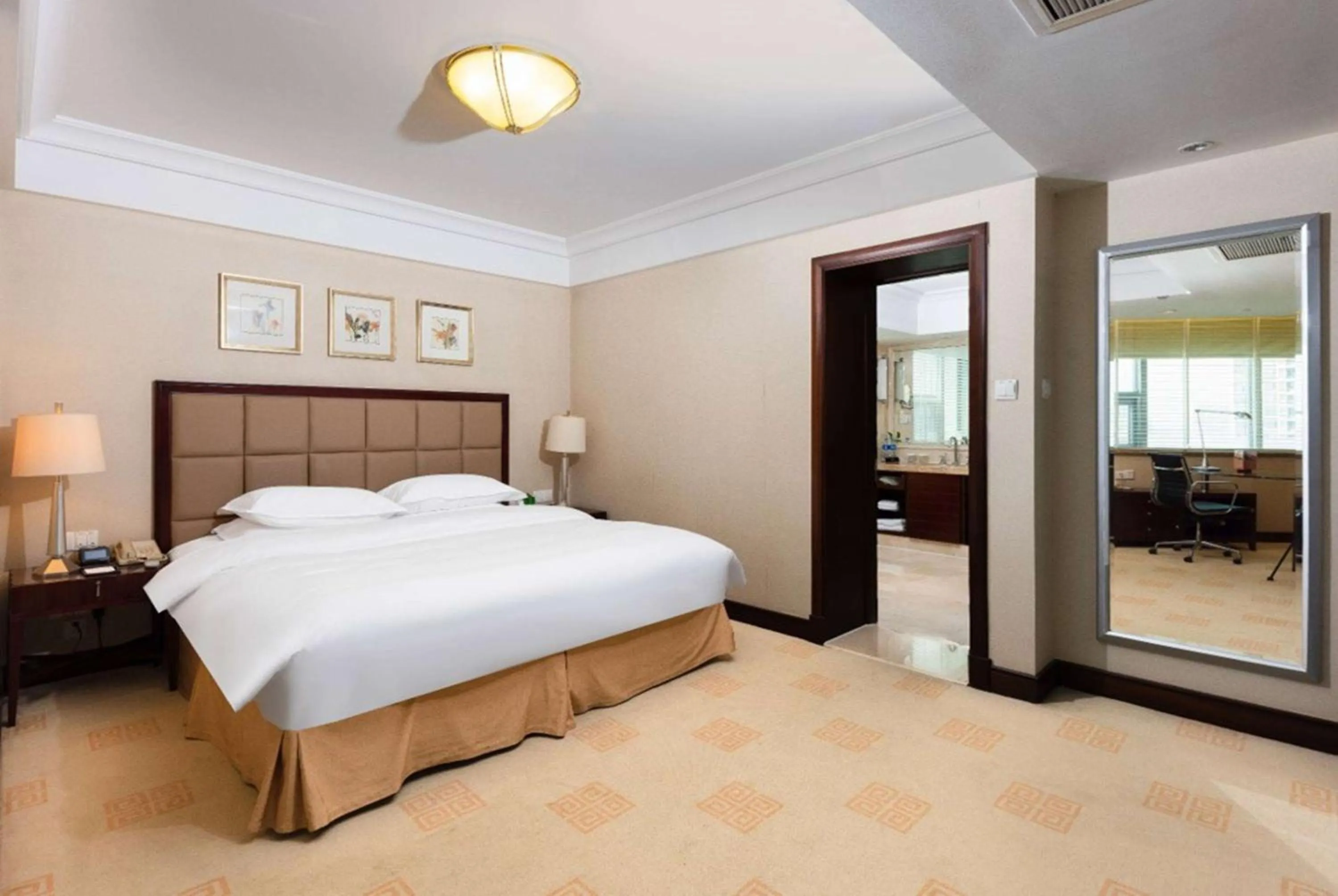 Executive King Suite in Ramada Plaza Optics Valley Hotel Wuhan (Best of Ramada Worldwide)