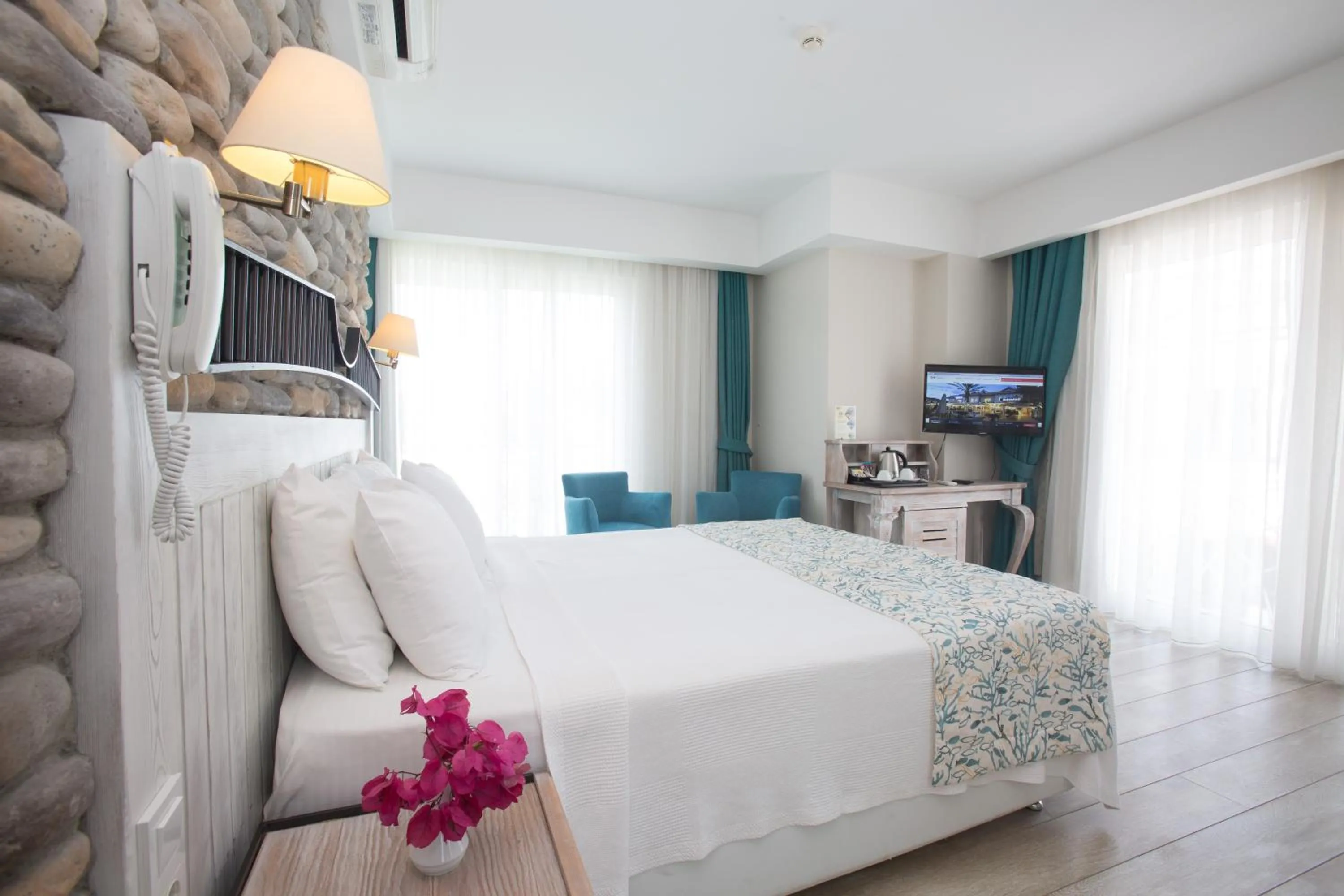 Large Double Room in Dedeminn Marina Hotel