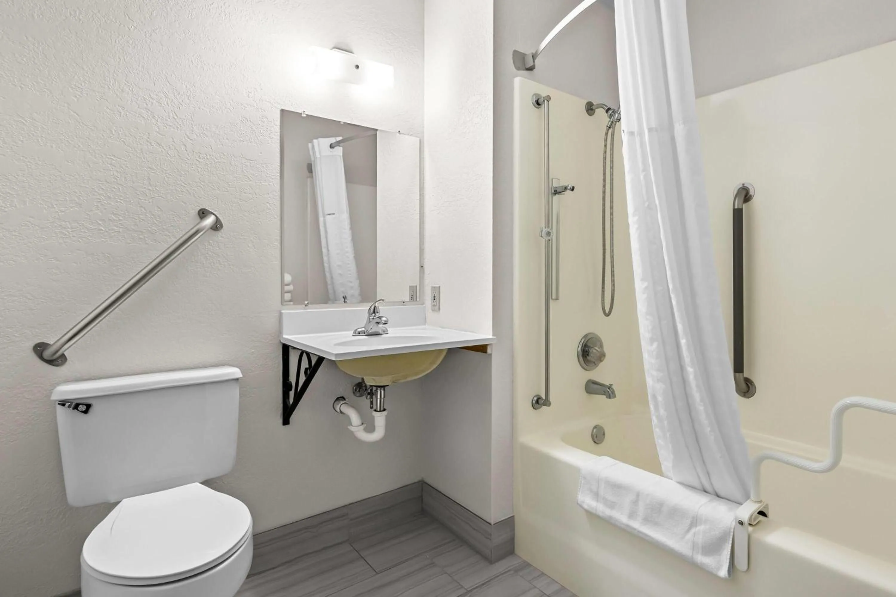 Queen Room - Mobility Access/Non-Smoking in Super 8 by Wyndham Alexandria MN
