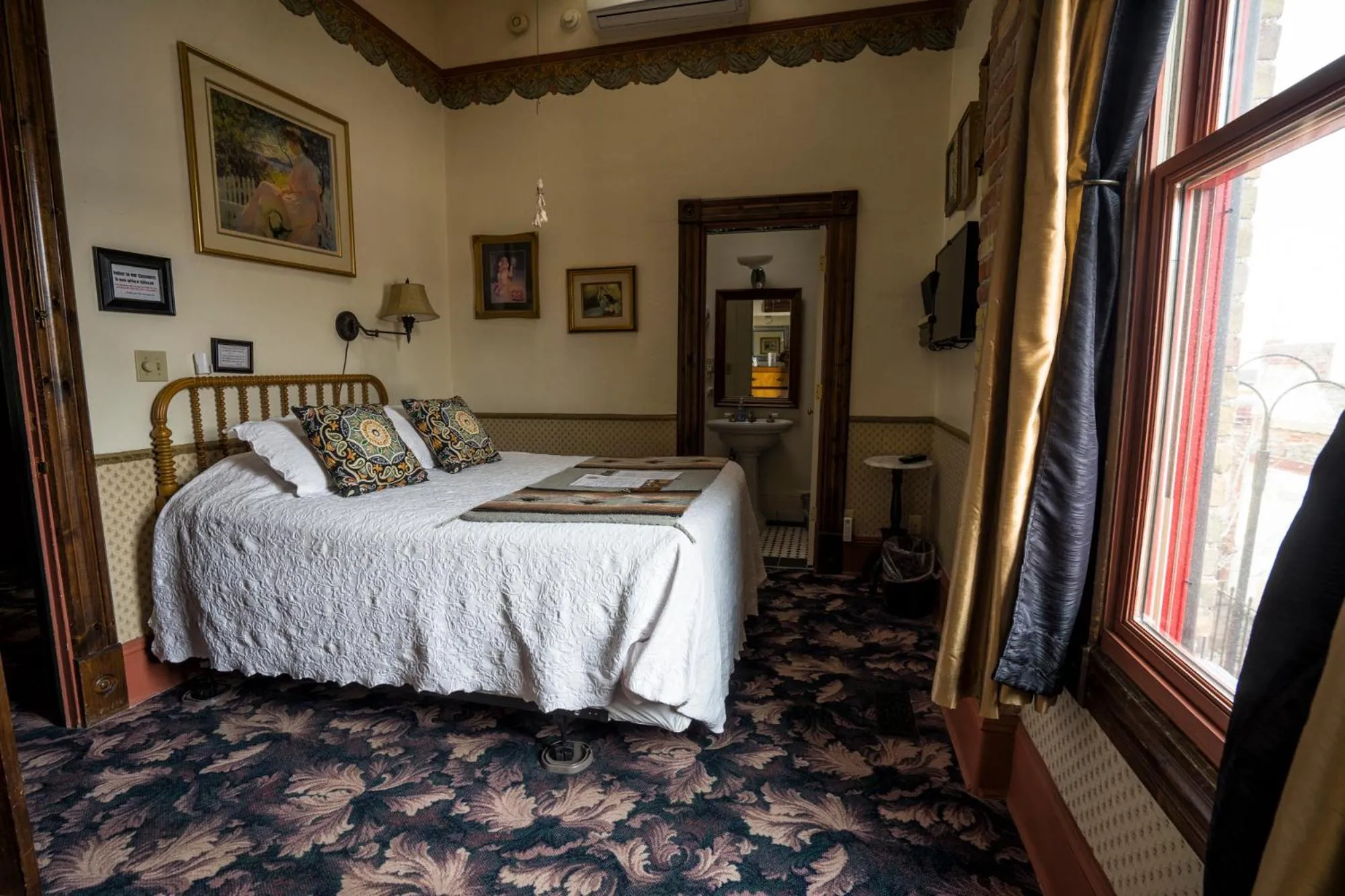 Classic Queen Room - Non Smoking in Red Garter Inn