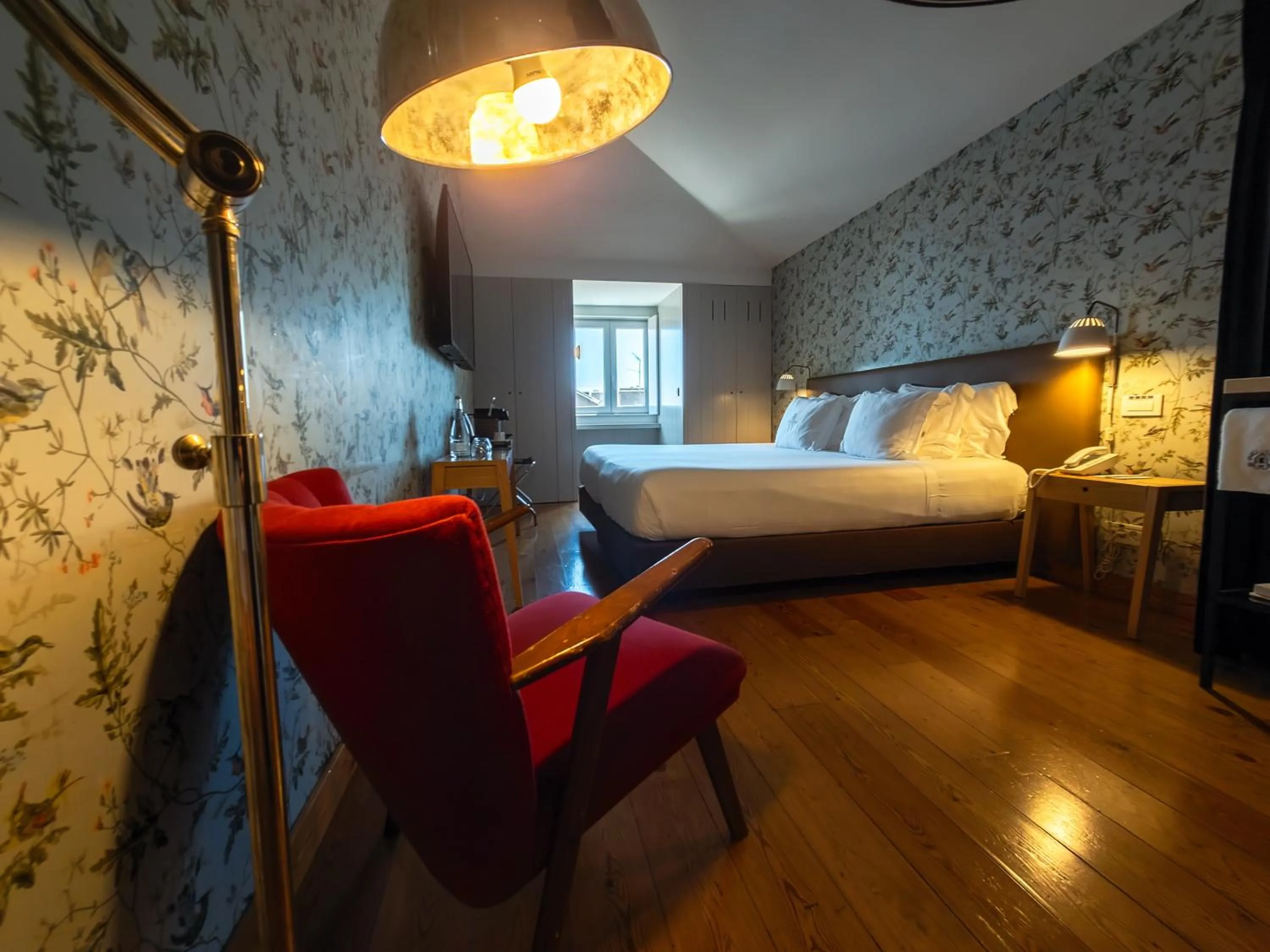 Premium Double or Twin Room with River and Castle View in Lisboa Carmo Hotel