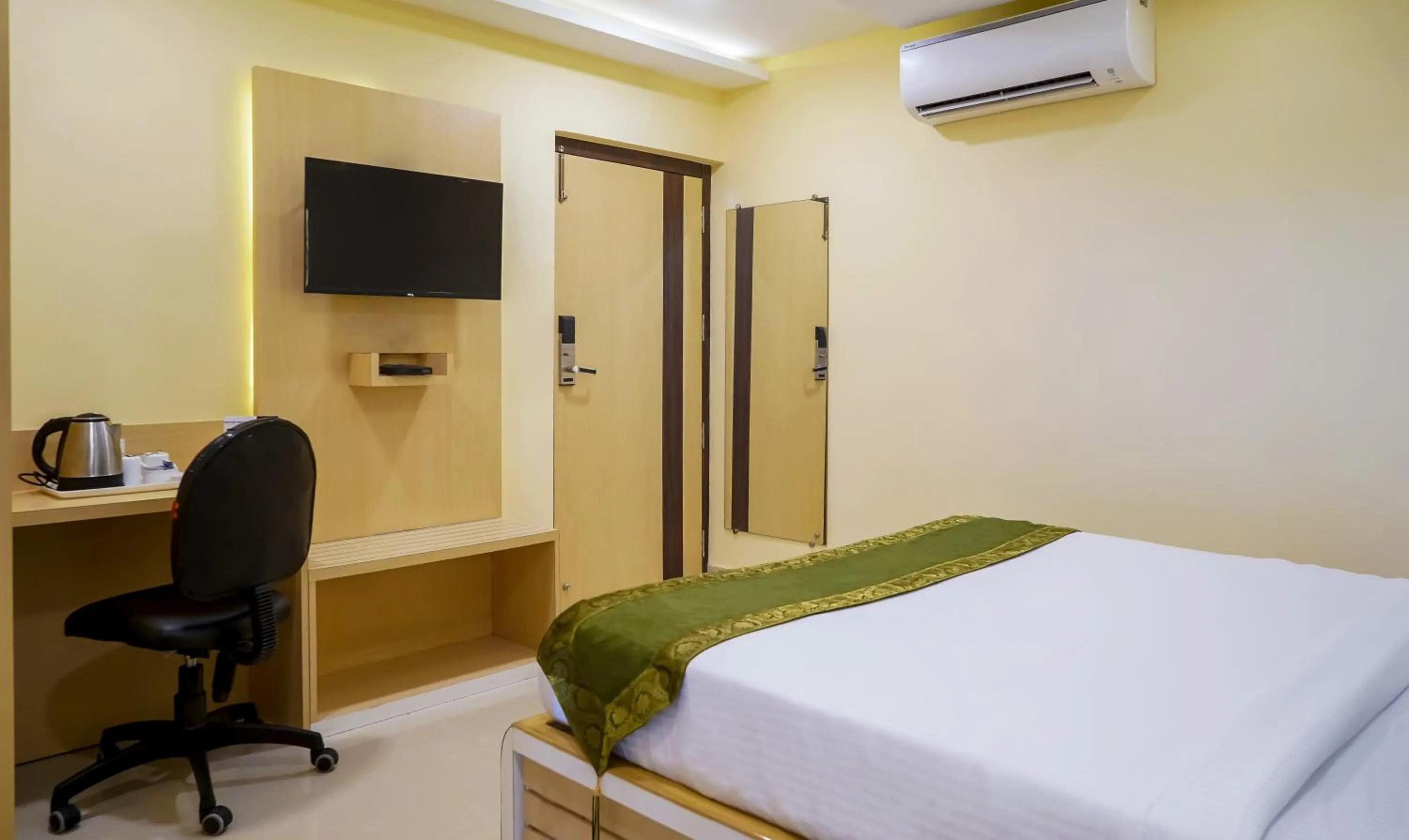 Deluxe Double Room - single occupancy in Treebo Oasis, Laxmisagar