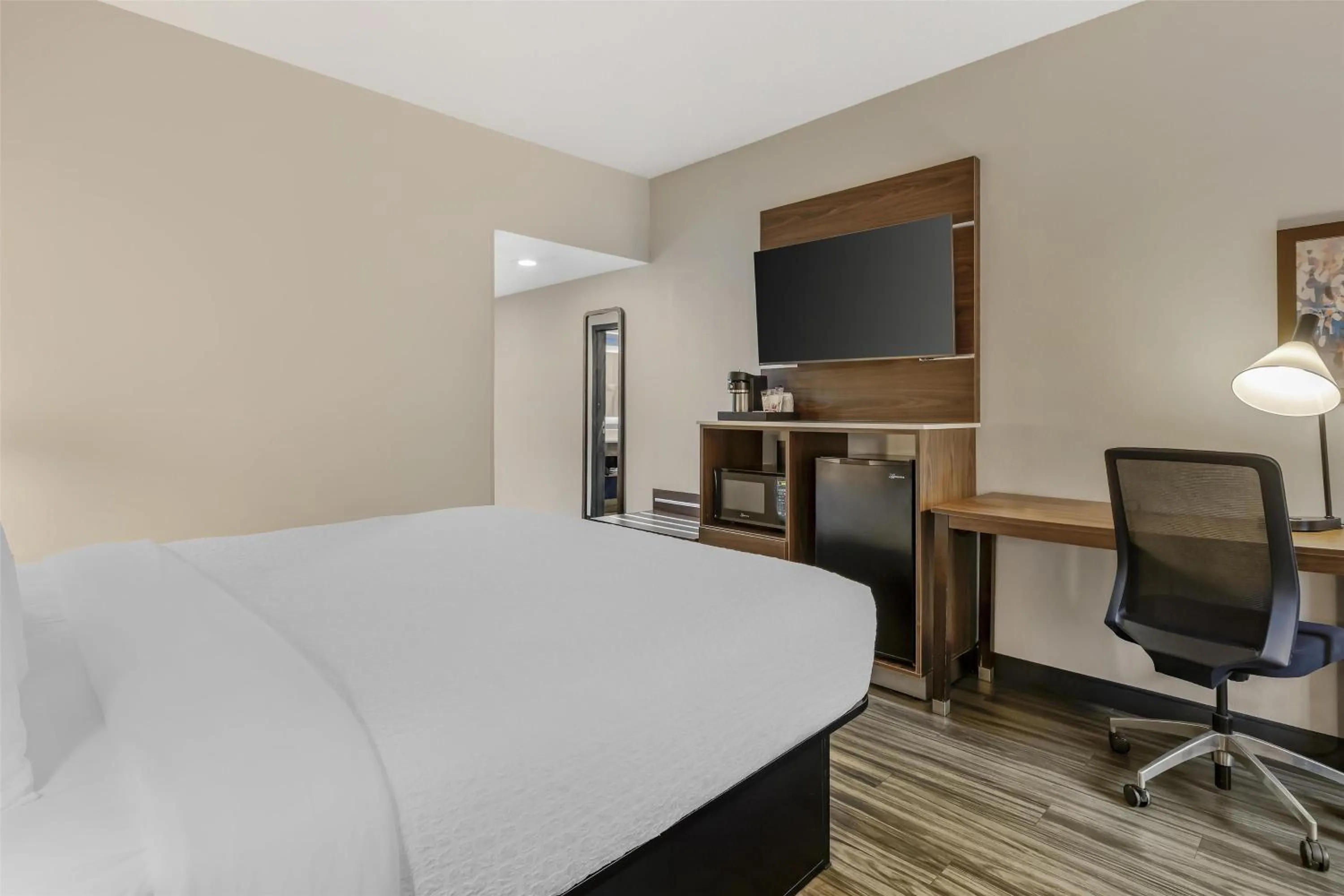 King Room with Mobility Accessible Tub in Best Western Plus Lexington Inn