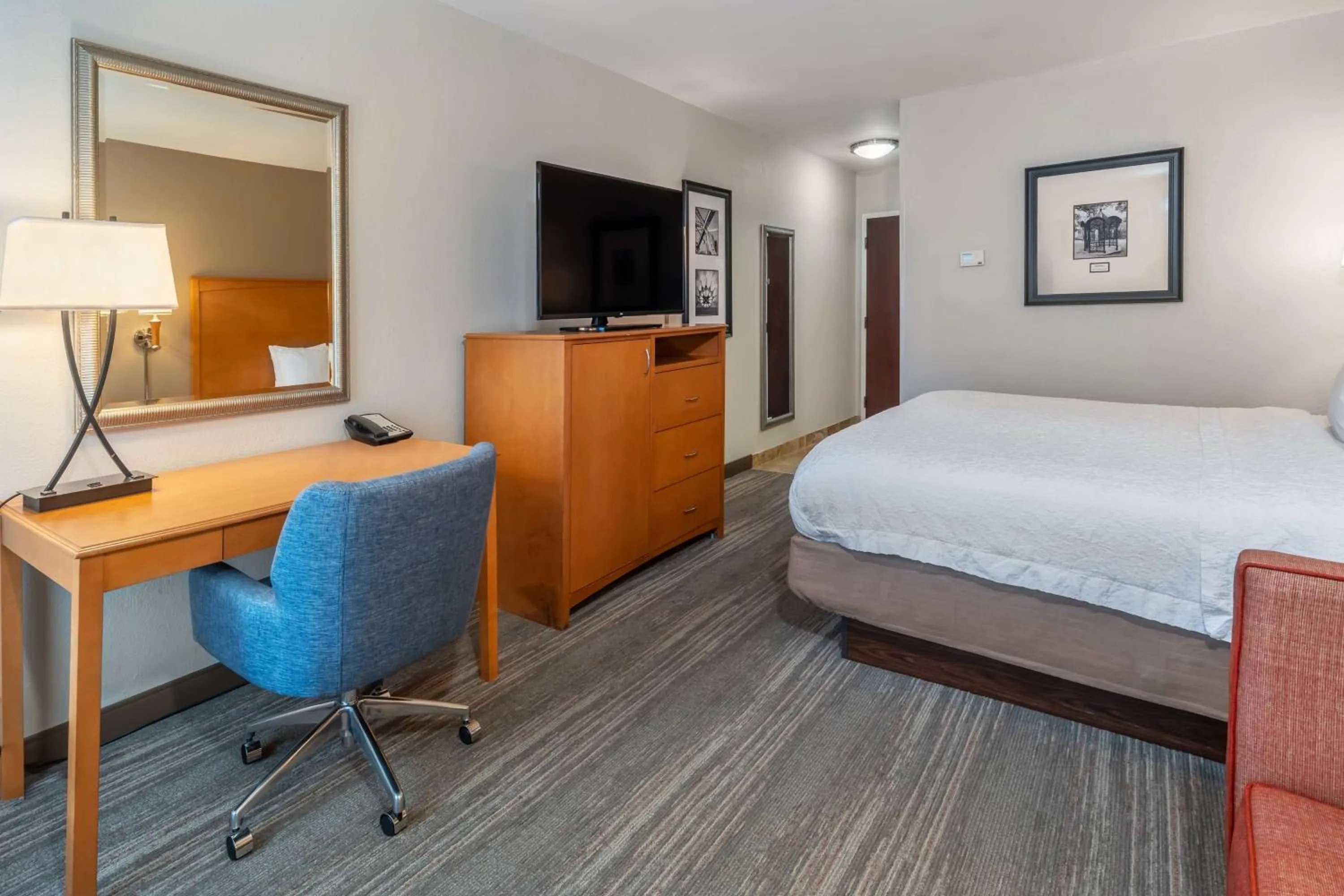 King Room with Bath Tub - Hearing Accessible/Non-Smoking in Hampton Inn & Suites Nashville-Vanderbilt-Elliston Place