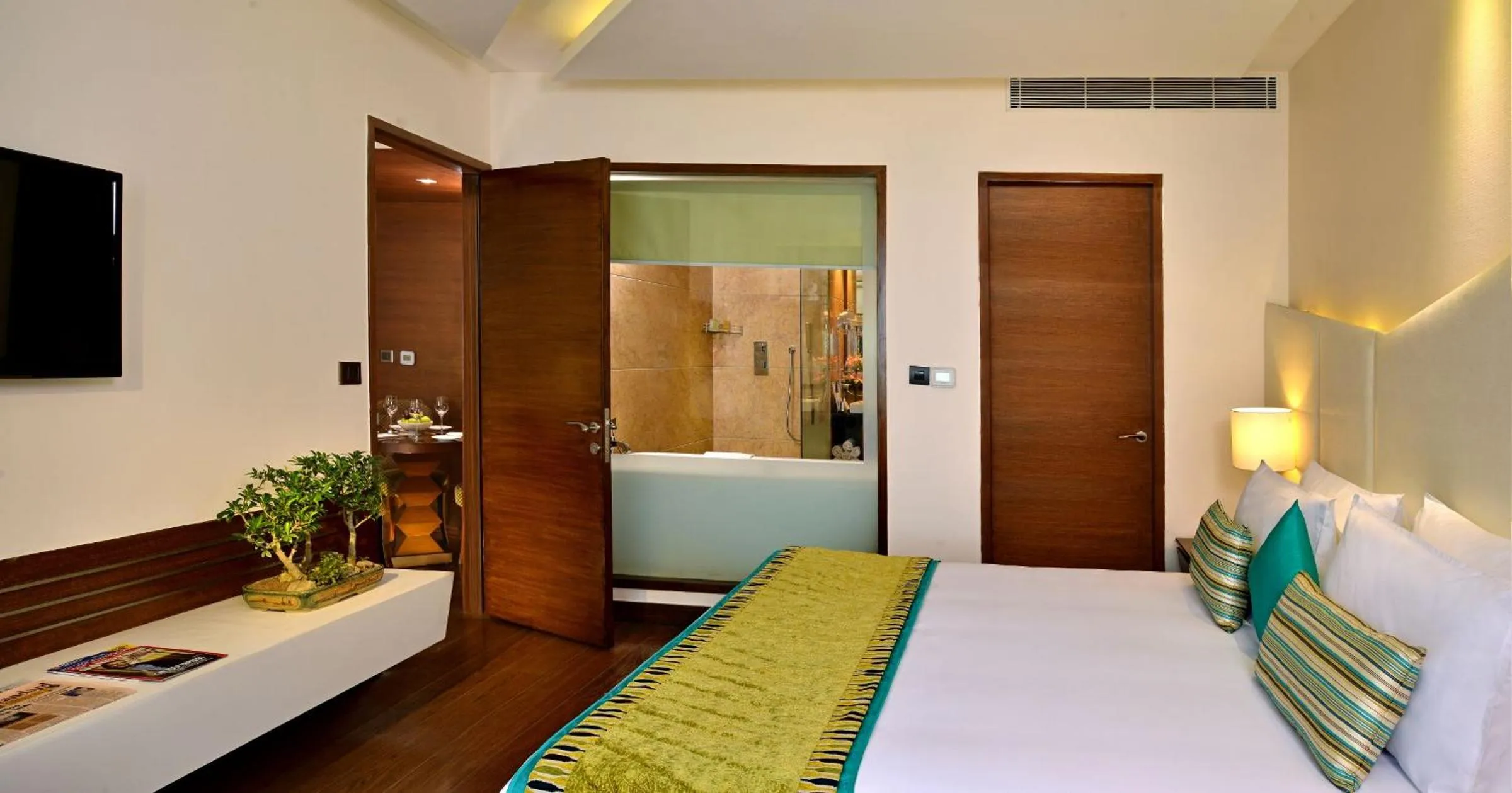 Suite with 15% discount on food, beverages, spa and laundry in Golden Tulip Lucknow