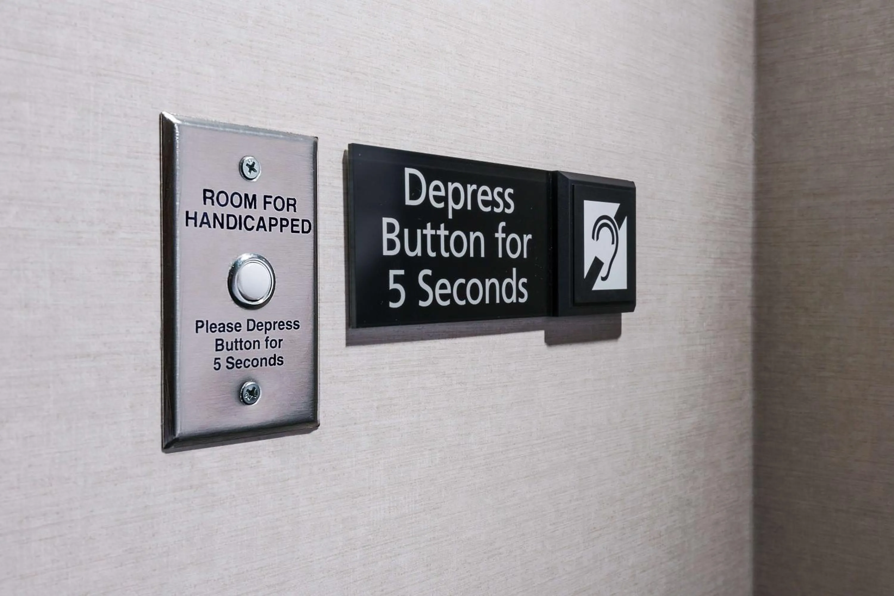 Queen Room with Two Queen Beds - Mobility and Hearing Access/Non-Smoking in Hampton Inn & Suites Baltimore Inner Harbor