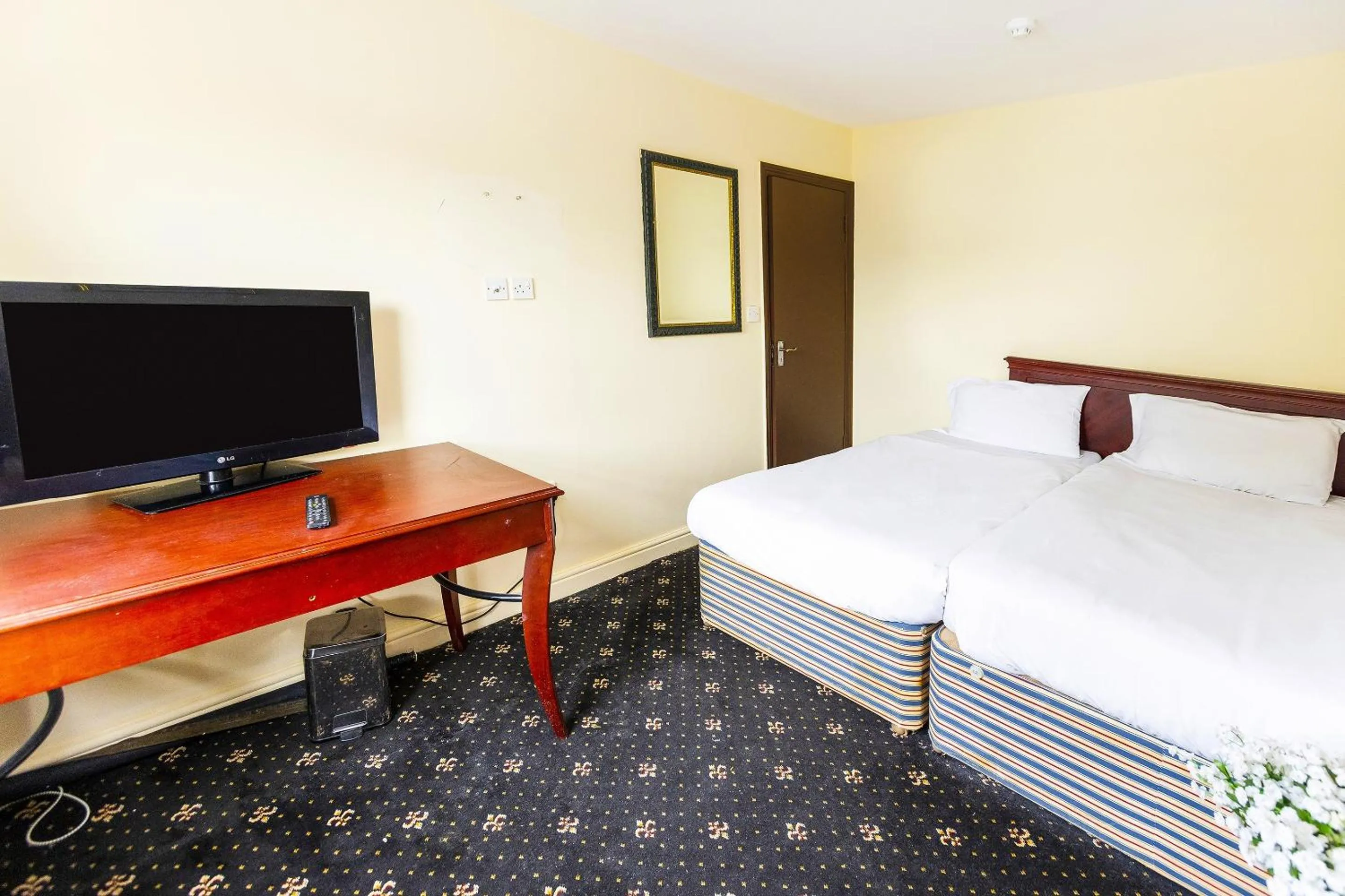 Standard Twin Room with Shared Bathroom in Old Oak Tree Inn