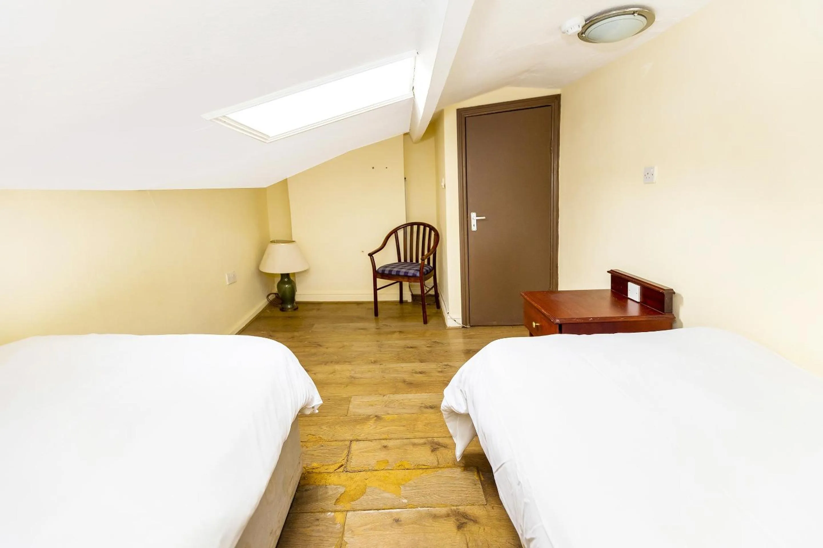 Standard Twin Room in Old Oak Tree Inn