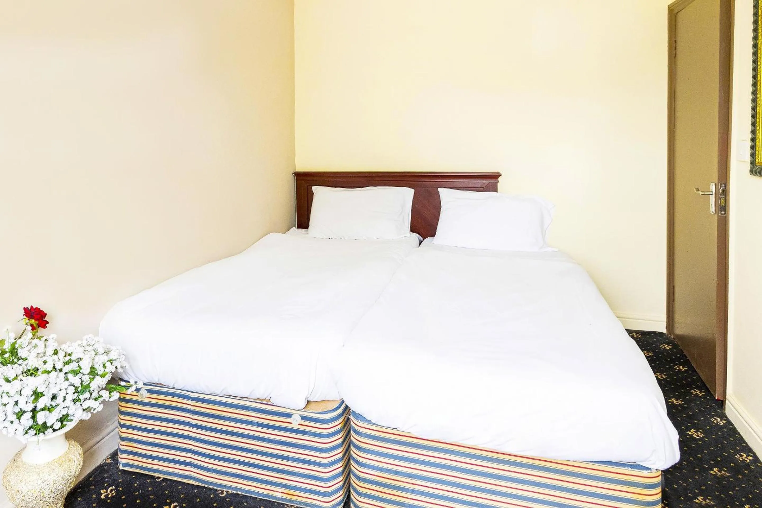 Standard Triple Room in Old Oak Tree Inn