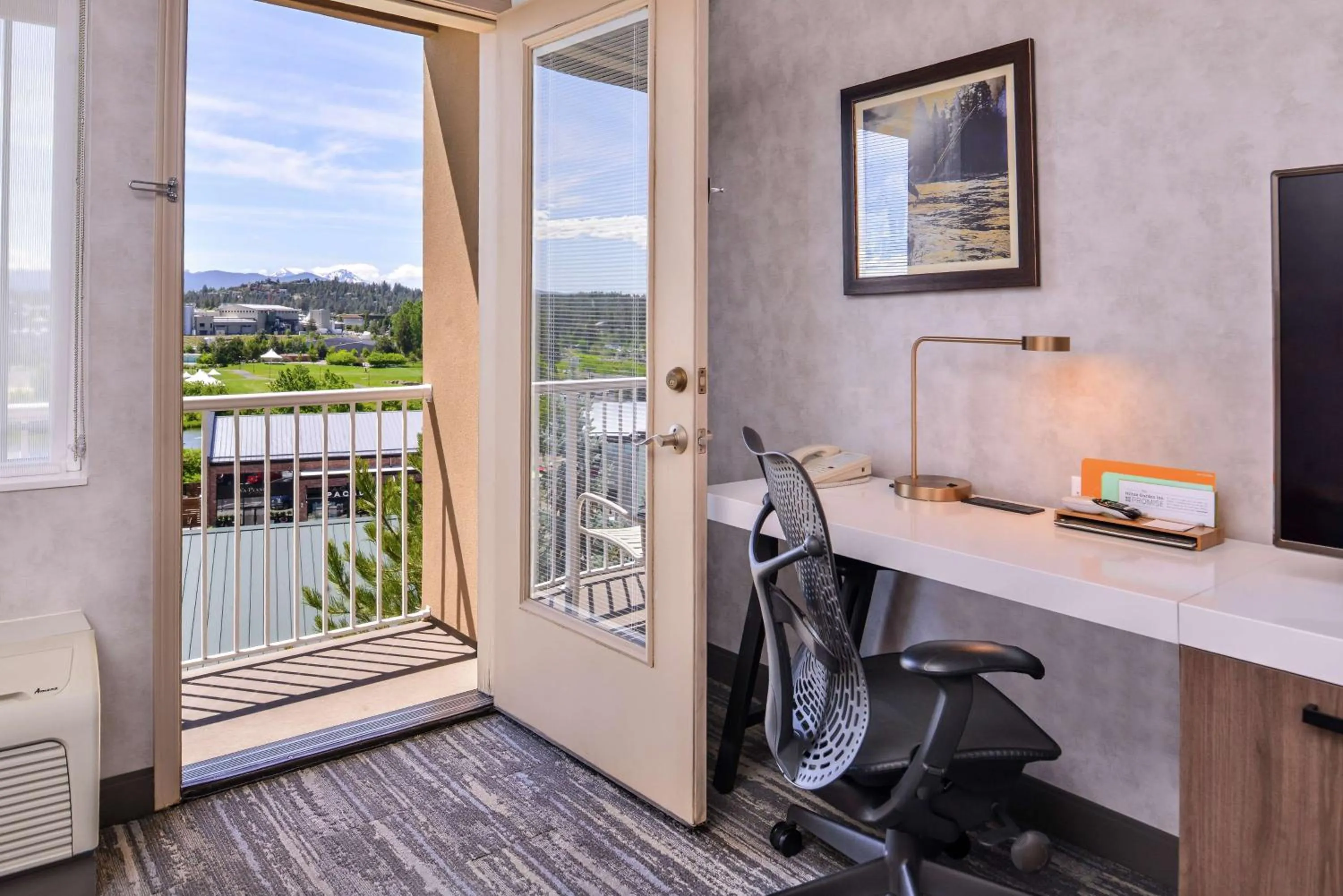 King Room with Balcony in Hilton Garden Inn Bend