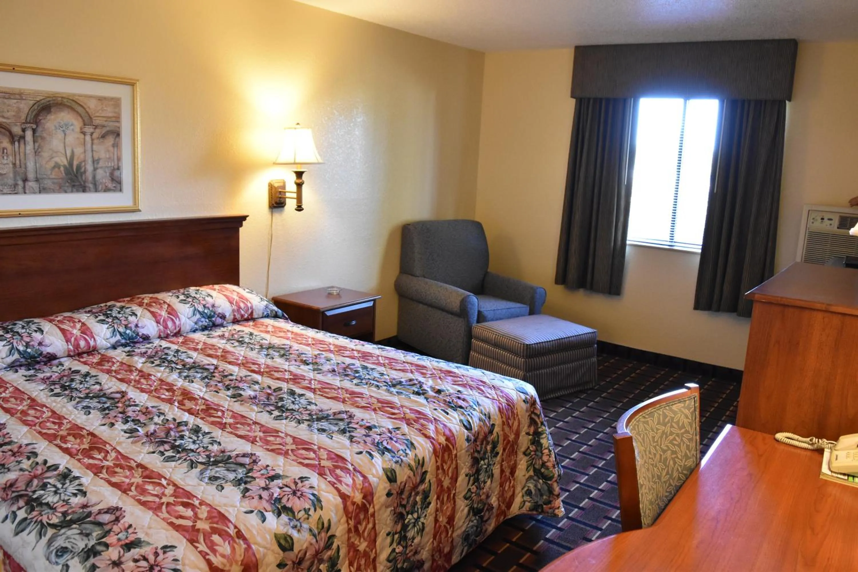 Deluxe King Room - Non-Smoking in Patuxent Inn
