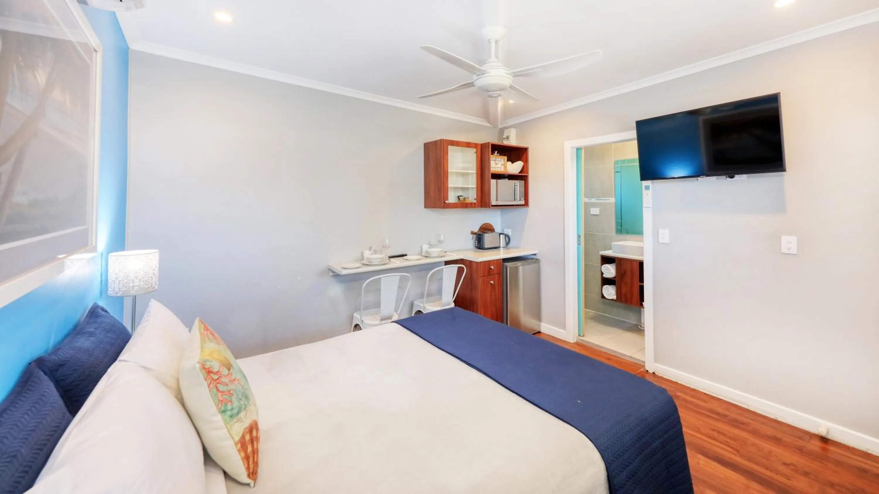 Deluxe Queen Room in Almare Tourist Motel