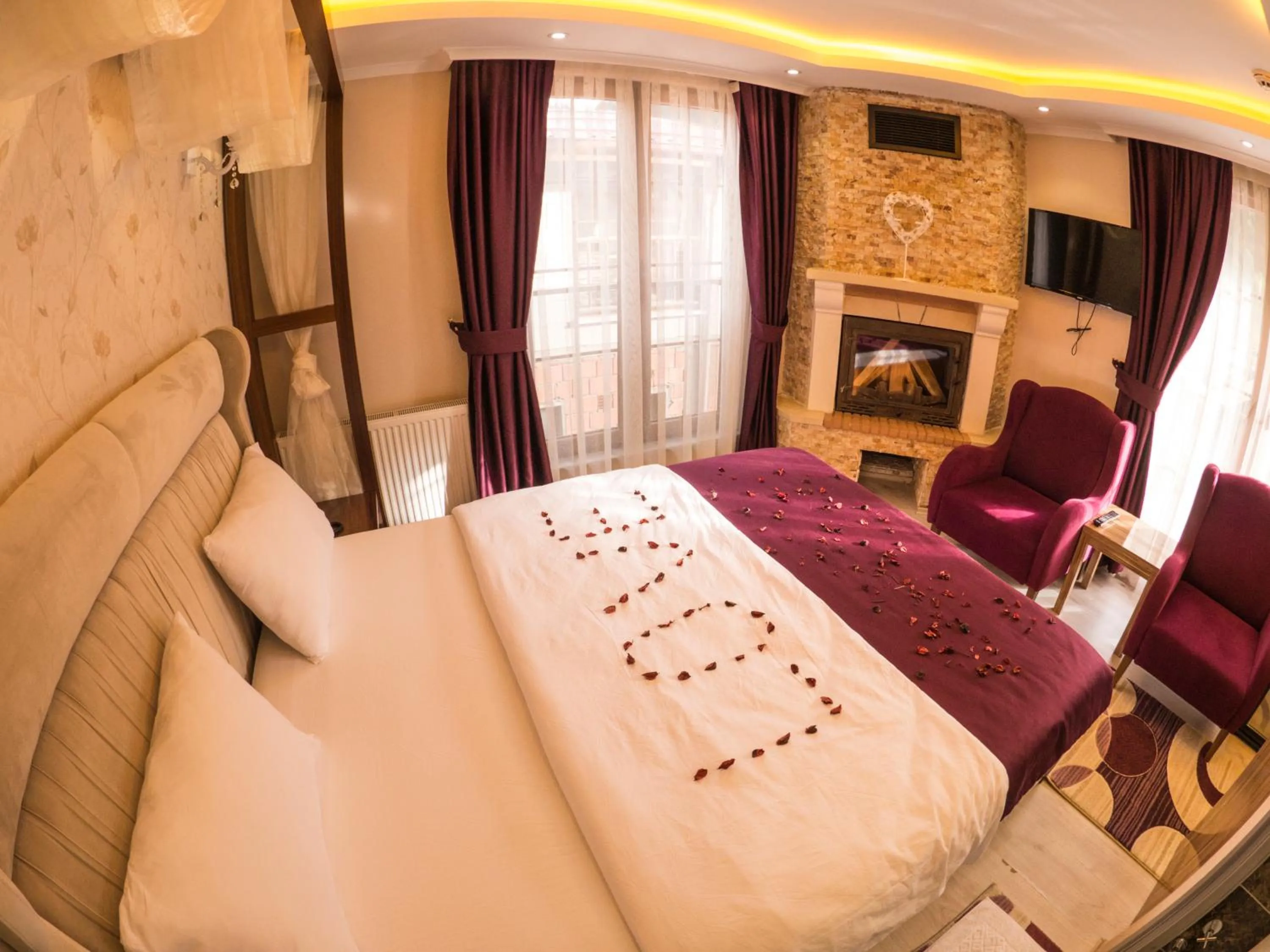 Honeymoon Room with Fireplace and Spa Bath in Elif Inan Hotel