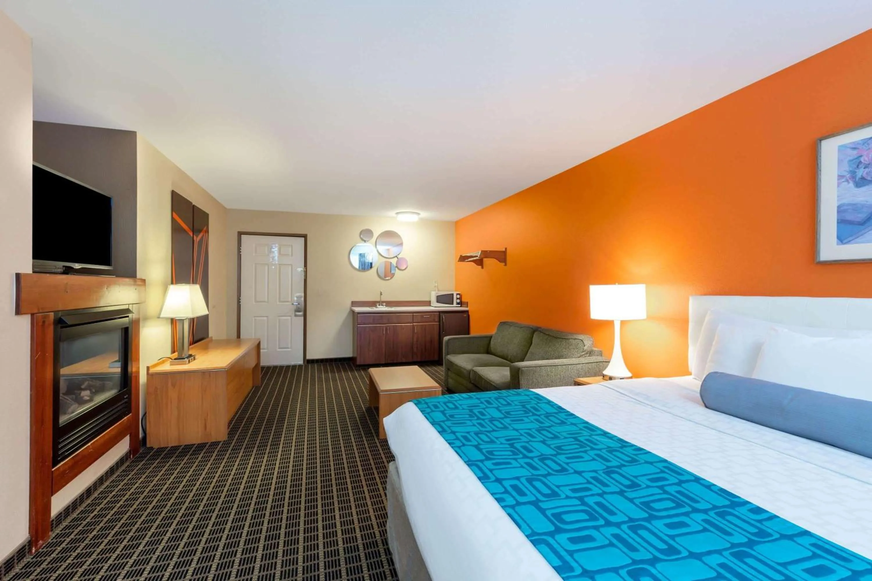 Deluxe King Room with Fireplace - Non-Smoking (No Pets) in Howard Johnson by Wyndham Leavenworth