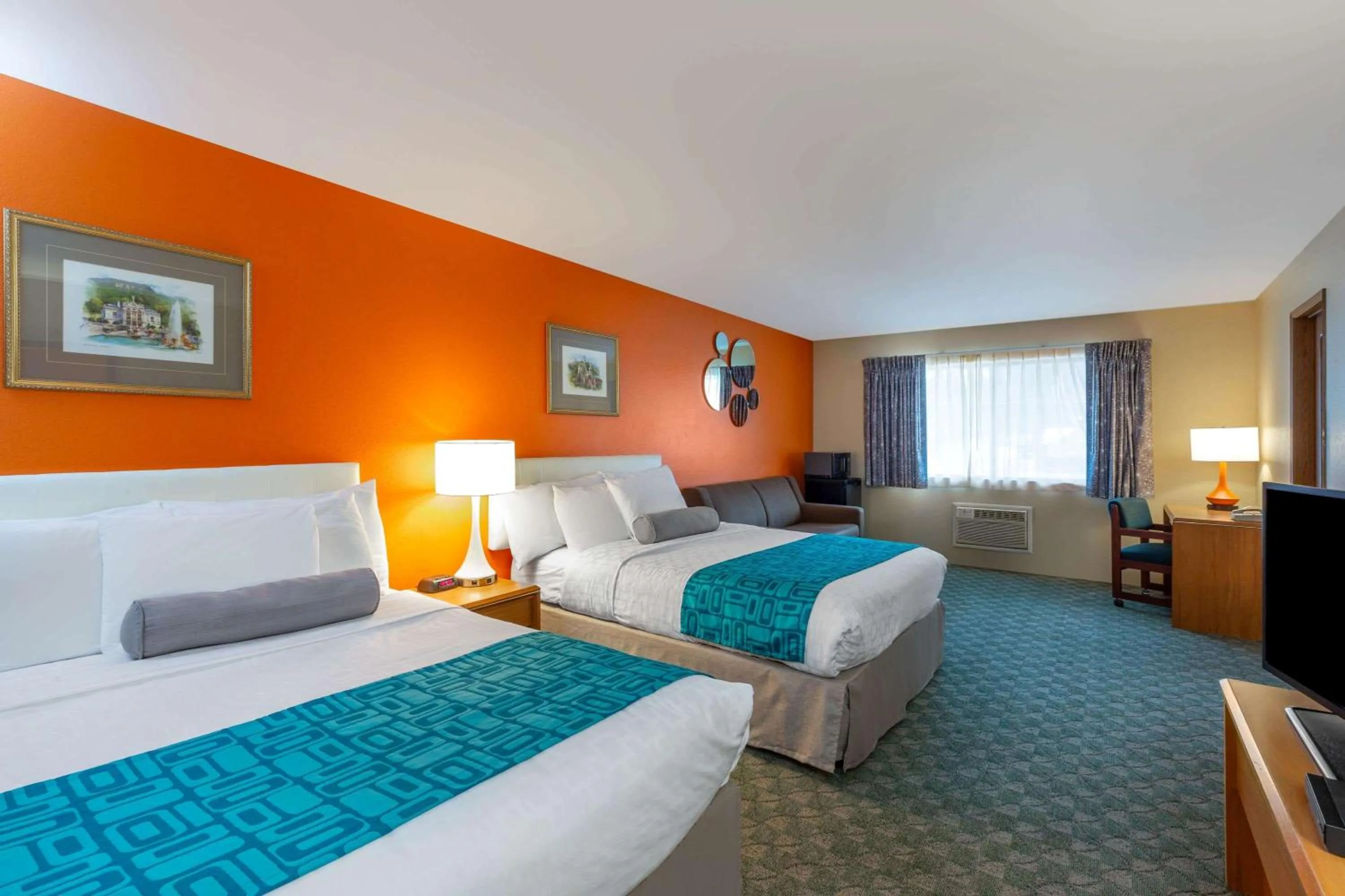 Deluxe Queen Room with Two Queen Beds (No Pets) in Howard Johnson by Wyndham Leavenworth