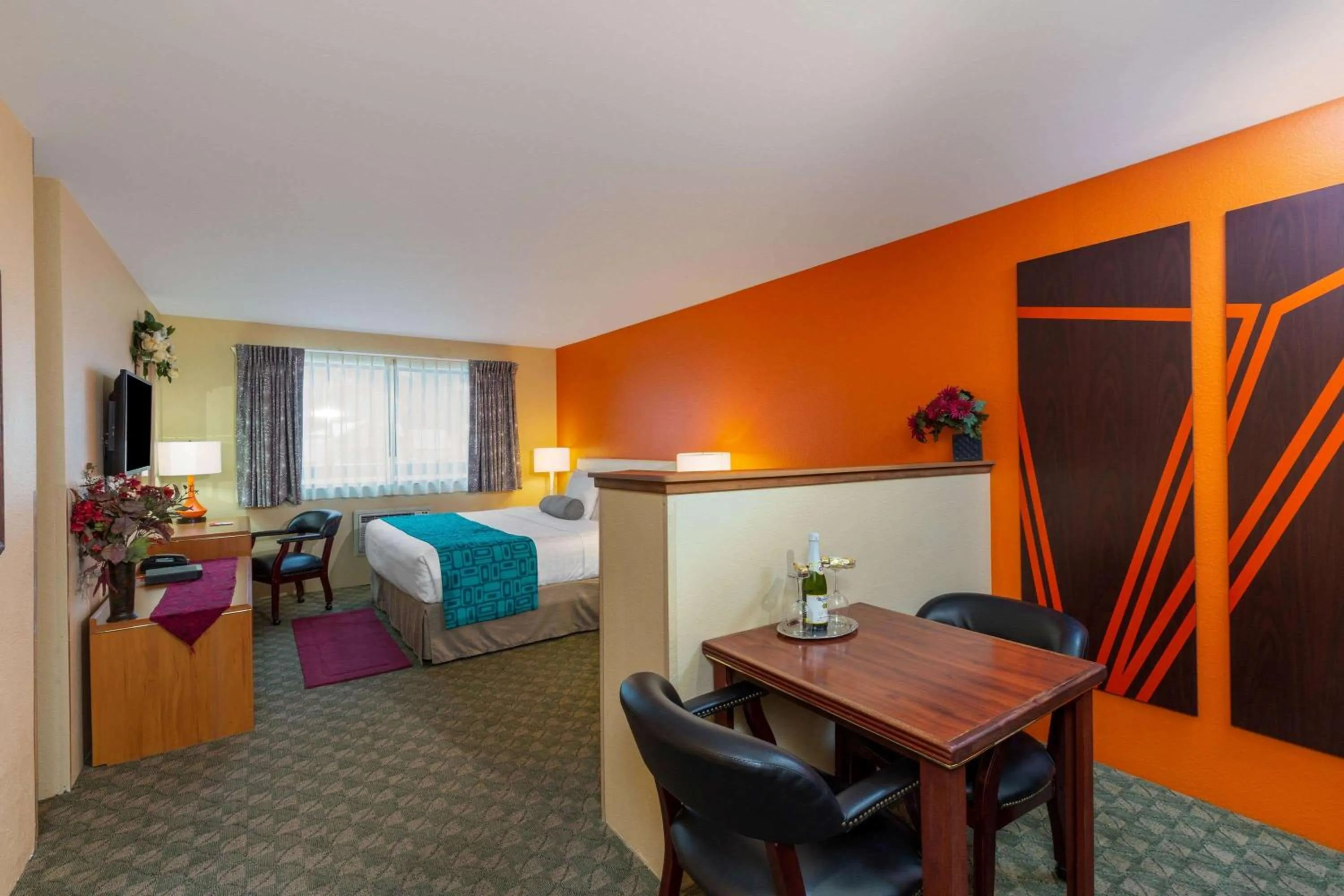 King Studio Suite - Non-Smoking (No Pets) in Howard Johnson by Wyndham Leavenworth