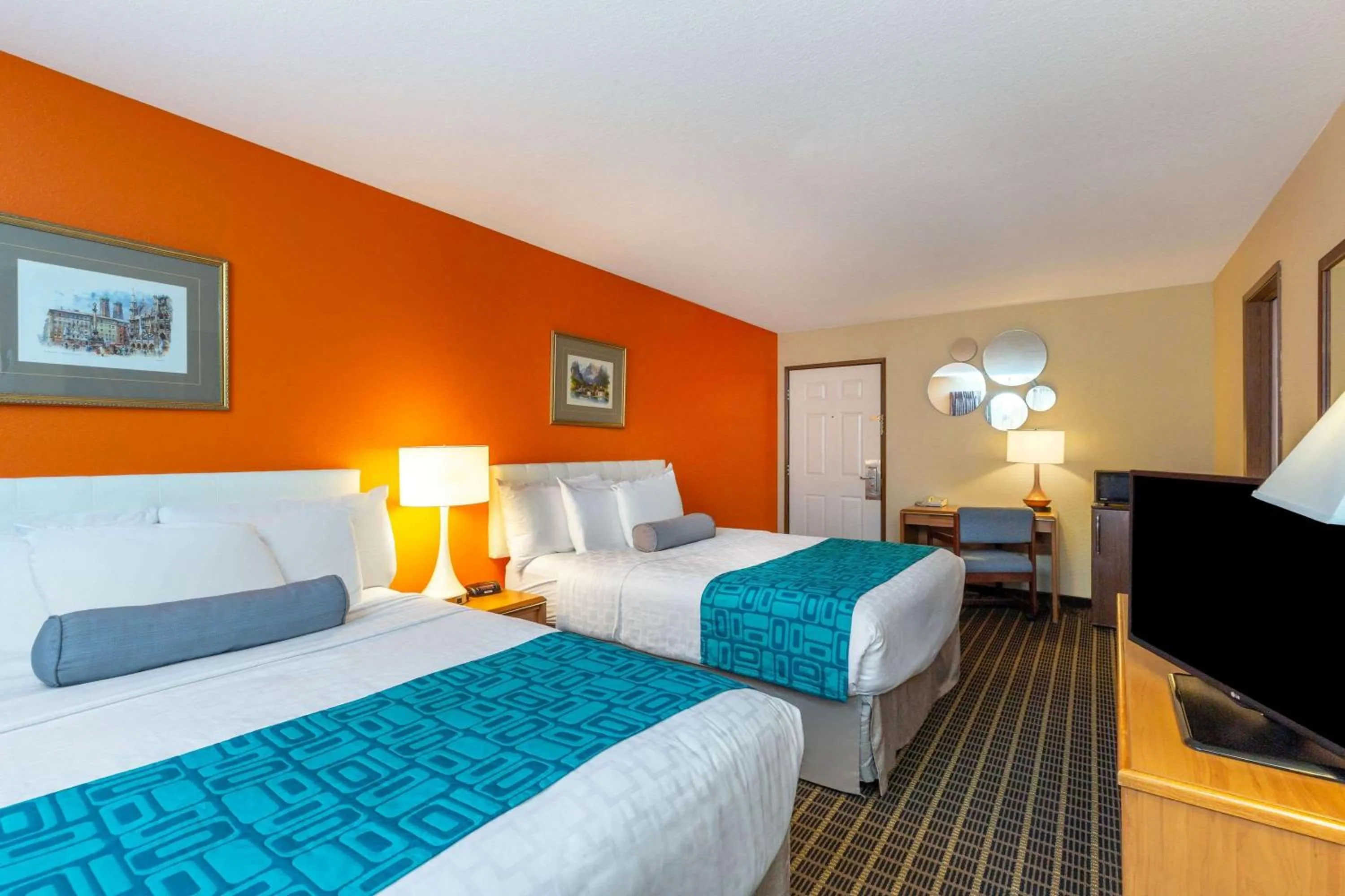 Queen Room with Two Queen Beds and Bath Tub - Mobility Accessible/Pet Friendly - Non-Smoking in Howard Johnson by Wyndham Leavenworth
