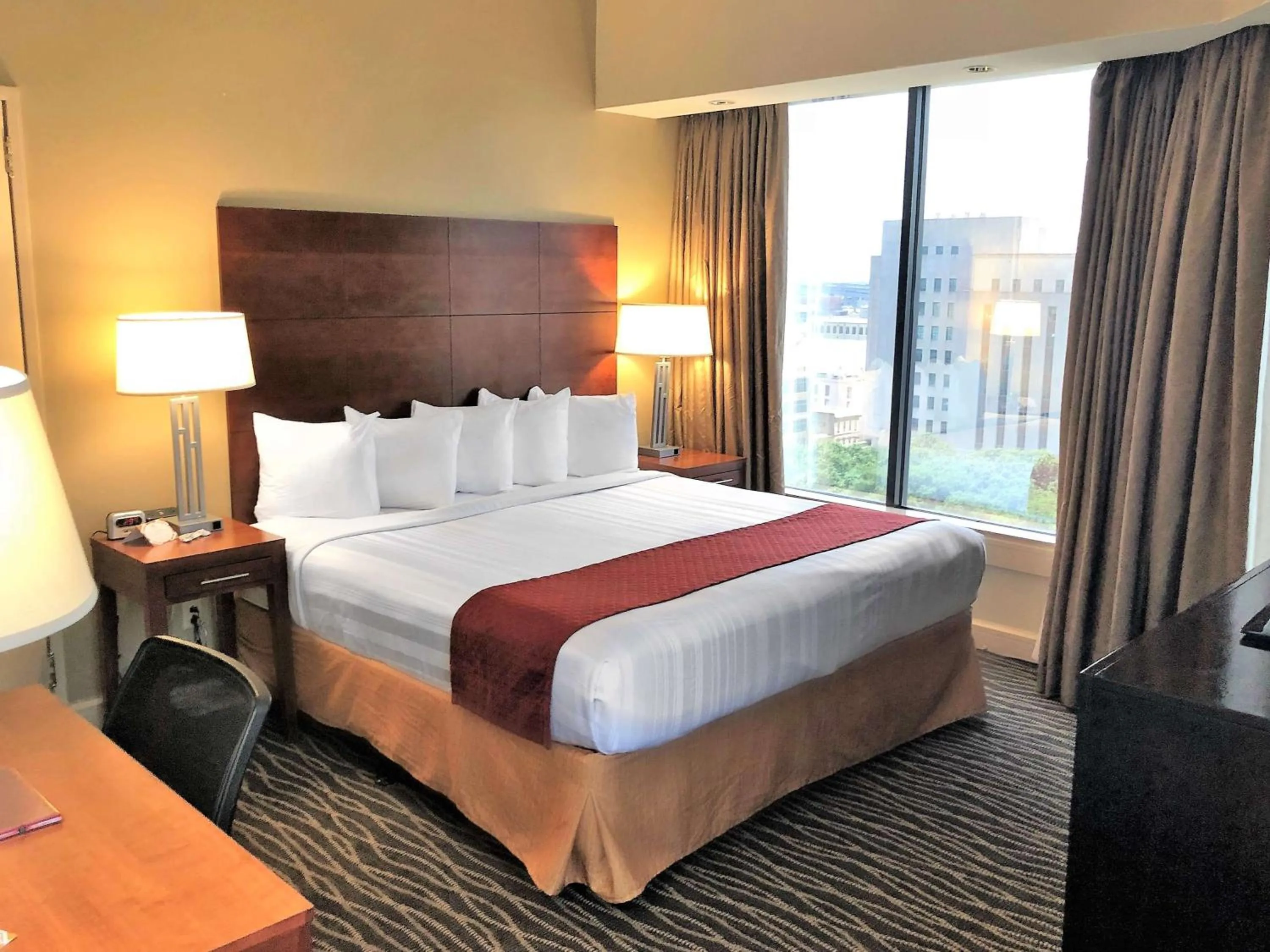 Corner King Room with Sofa Bed and City View in Blake Hotel New Orleans, BW Signature Collection
