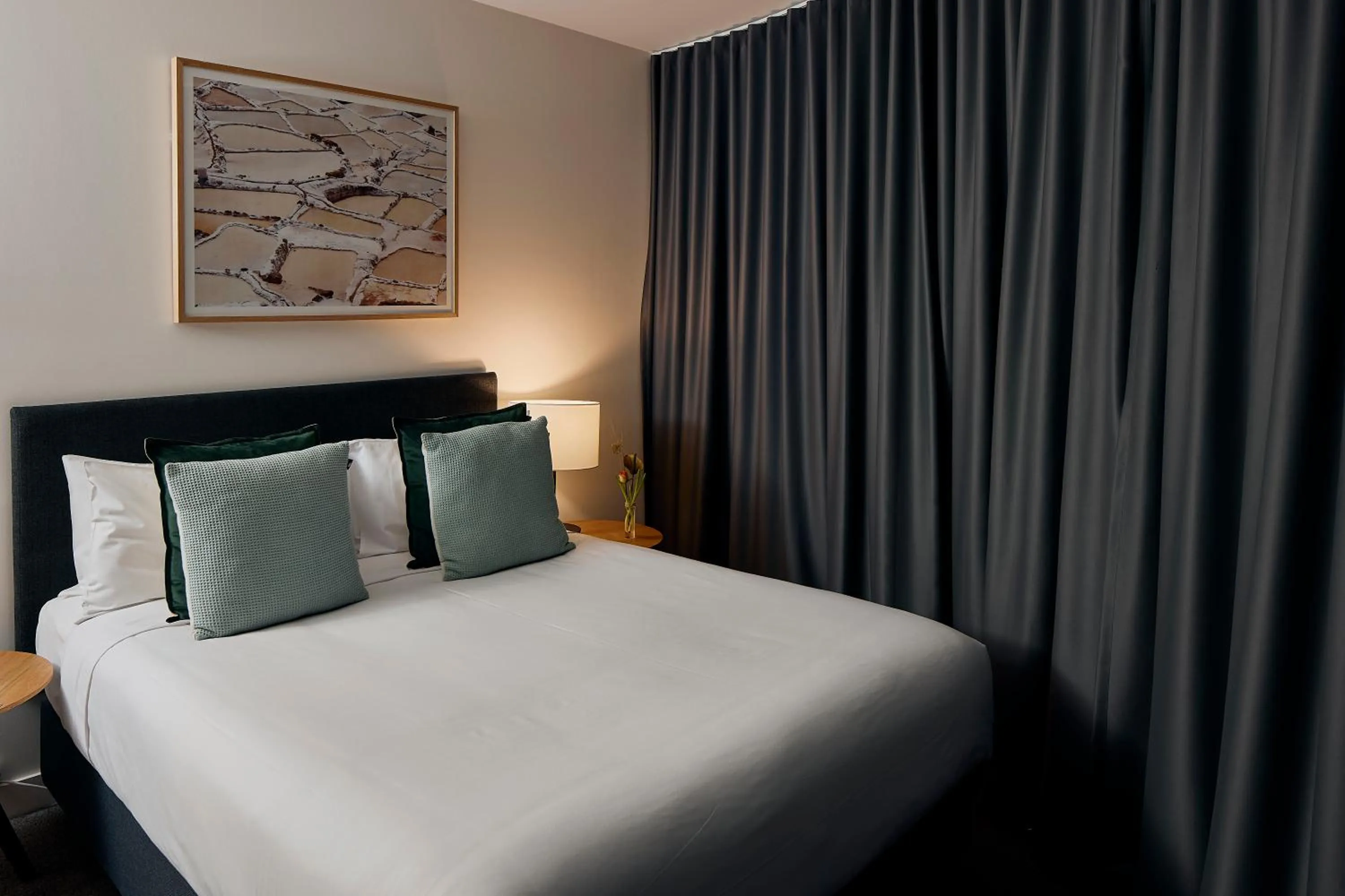 Two-Bedroom Corner Apartment in Shadow Play by Peppers