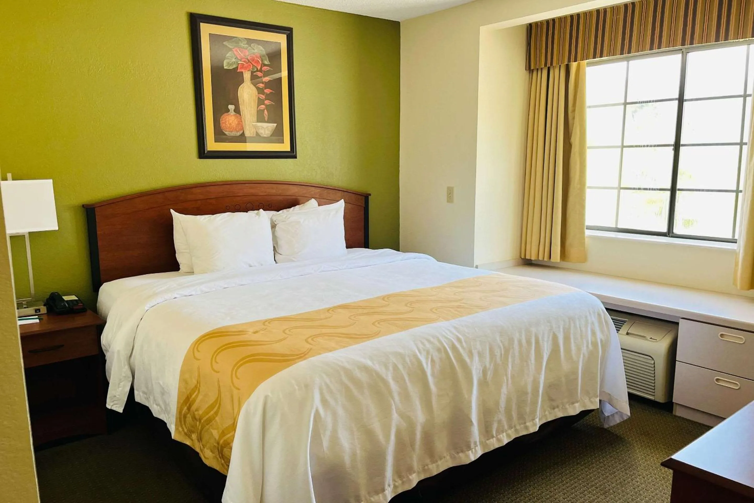 King Suite with Sofa Bed - Smoking in Quality Inn & Suites Prestonsburg next to Mountain Arts Center