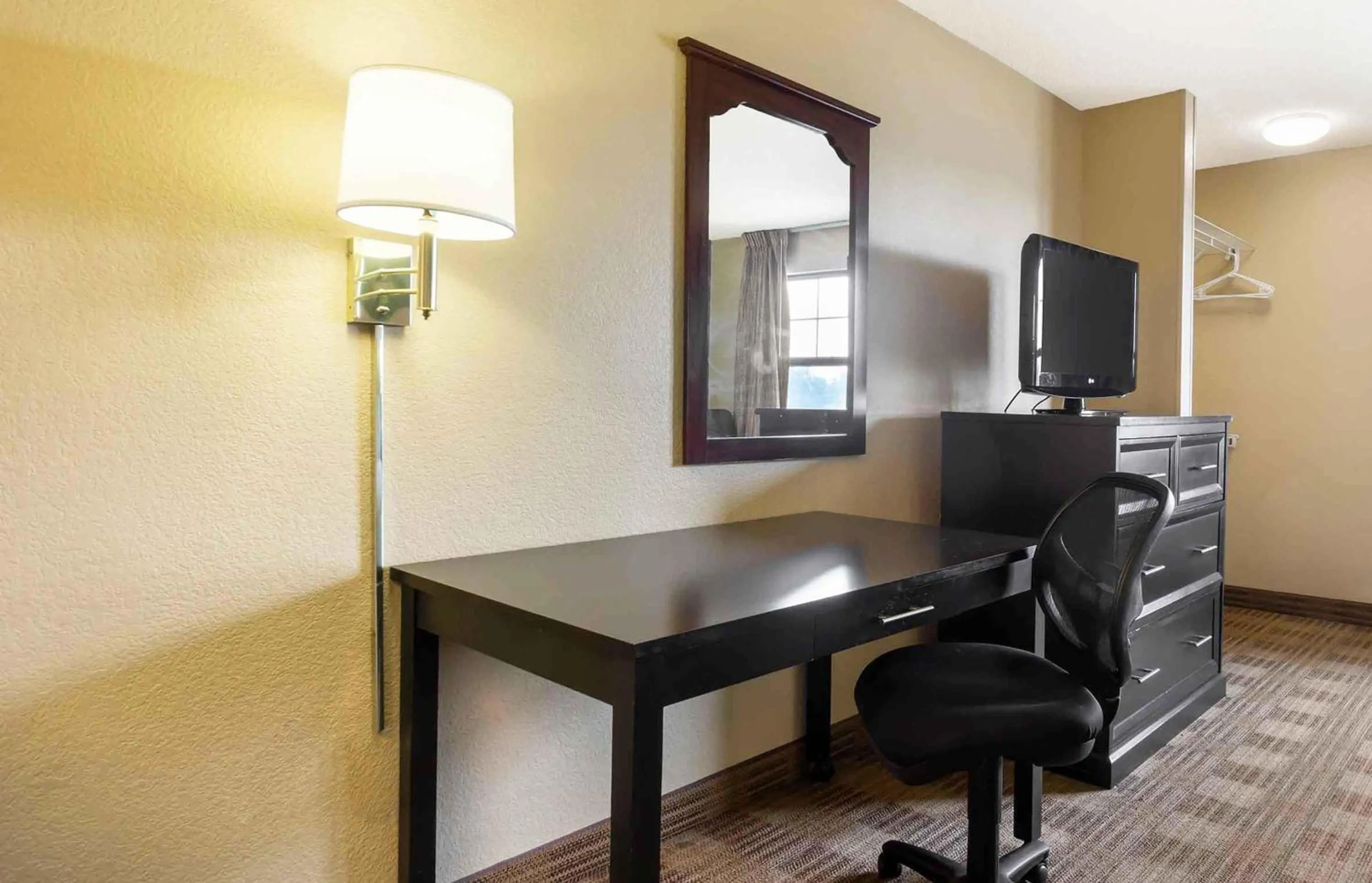 Queen studio with 1 Queen Bed - Disability Access/Non-Smoking in Extended Stay America Suites - Baltimore - BWI Airport - Aero Dr