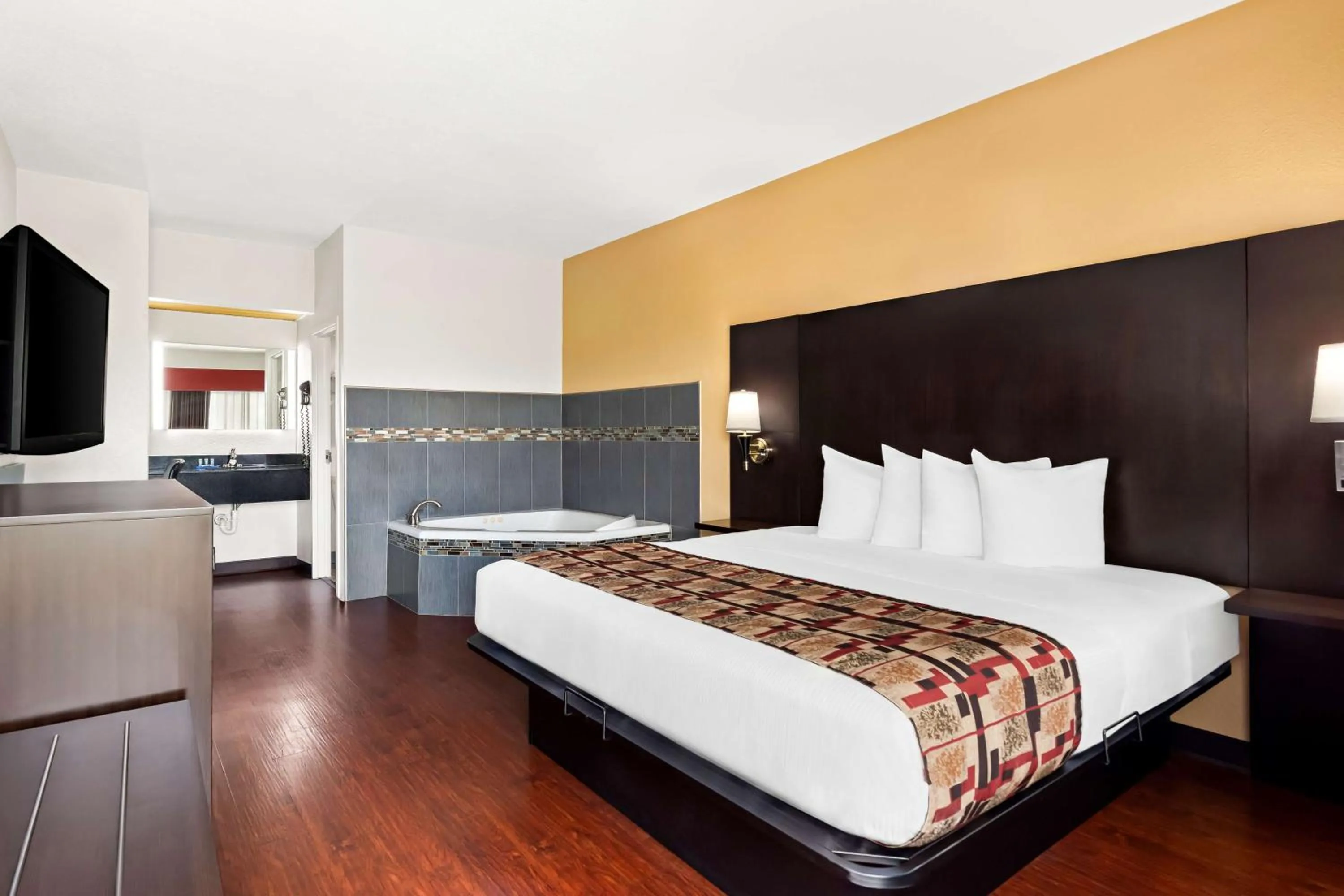 King Room with Spa Bath - Non-Smoking in Best Western Lake Okeechobee