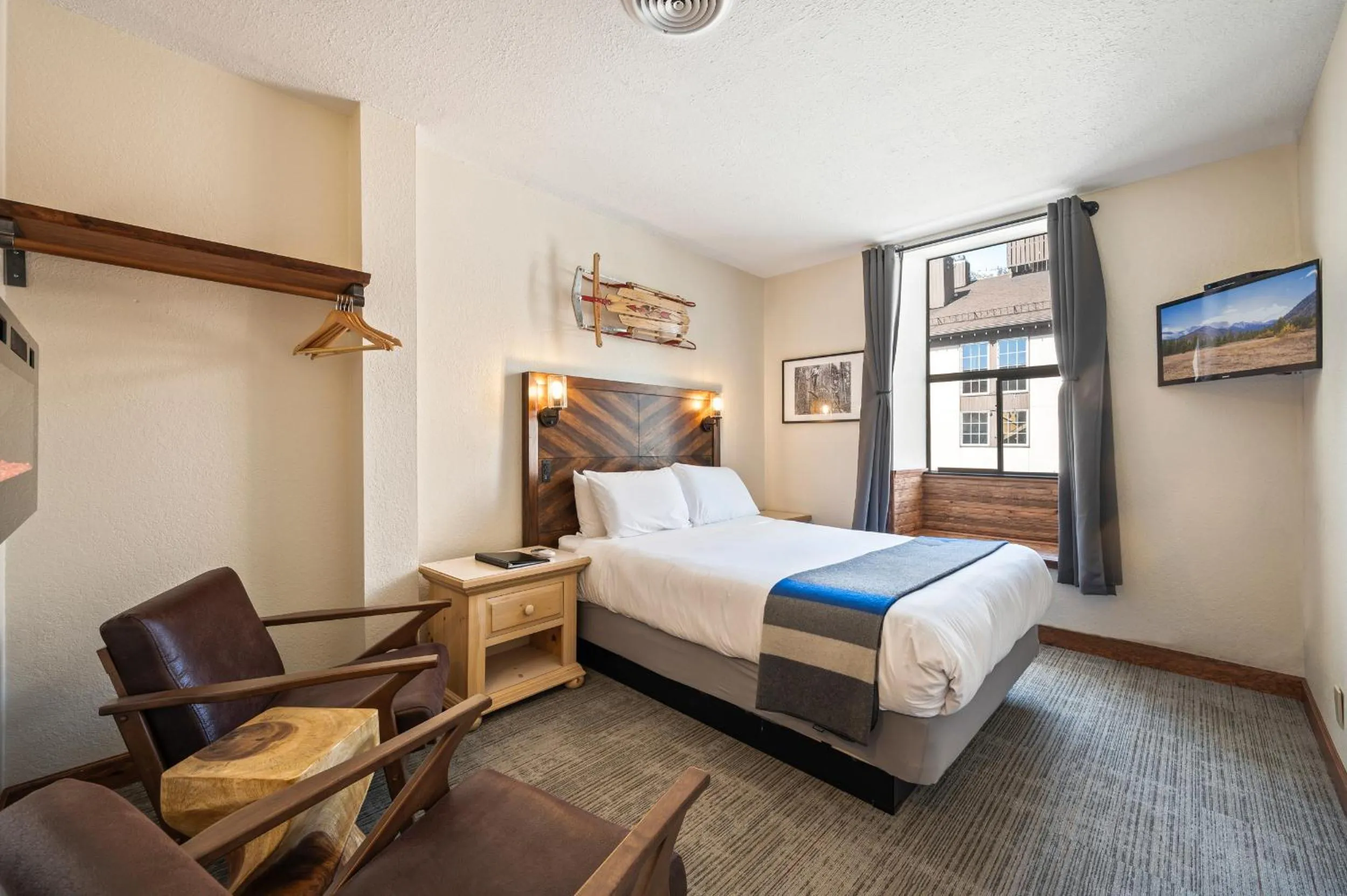 Queen Room with View in Hotel Leavenworth