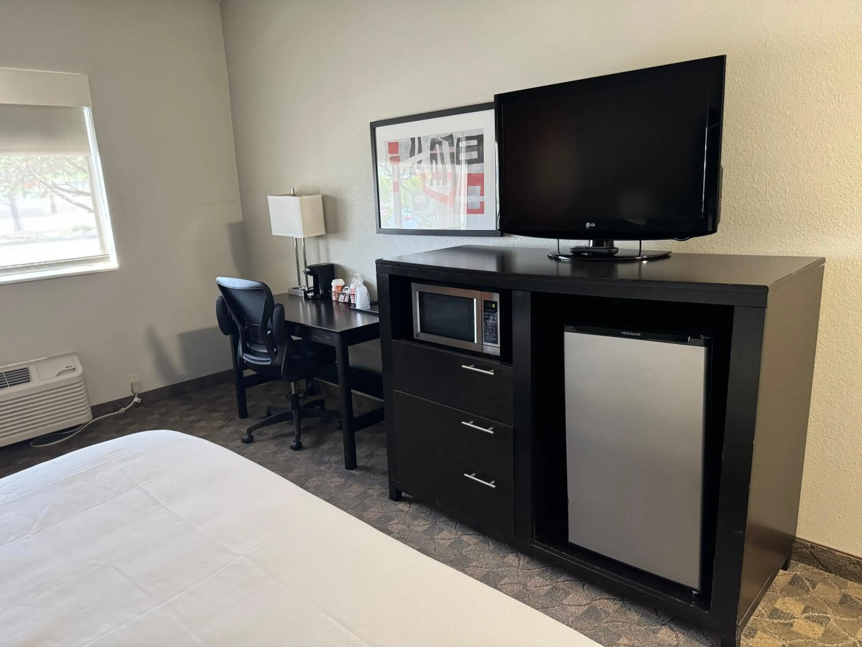 King Room - Disability Access - Non-Smoking in Comfort Inn Huntington near University area